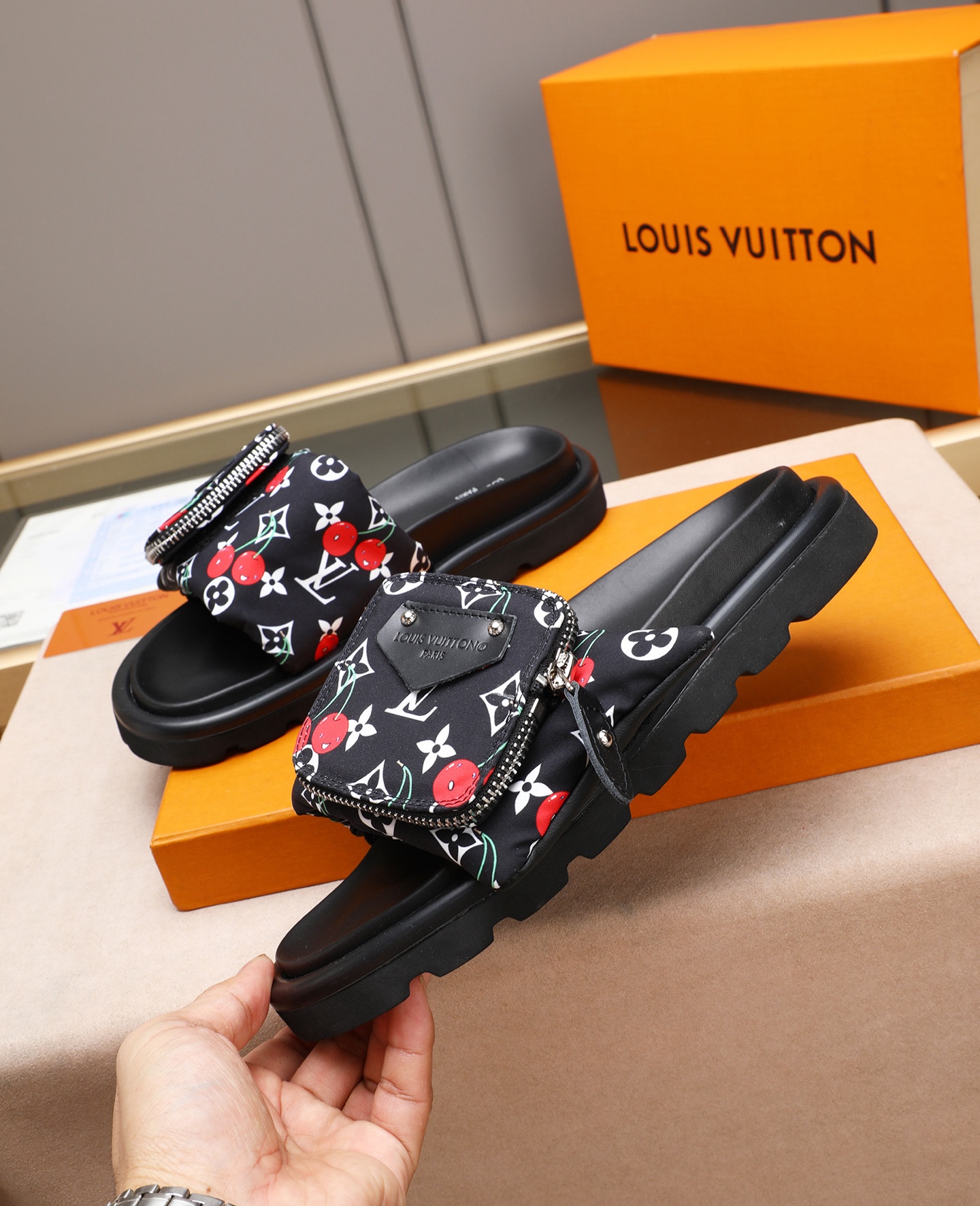 LV A貨 男款 櫻桃印花黑底拖鞋 口袋設計 潮流街頭款| 14 LV A貨 男款 櫻桃印花黑底拖鞋 口袋設計 潮流街頭款