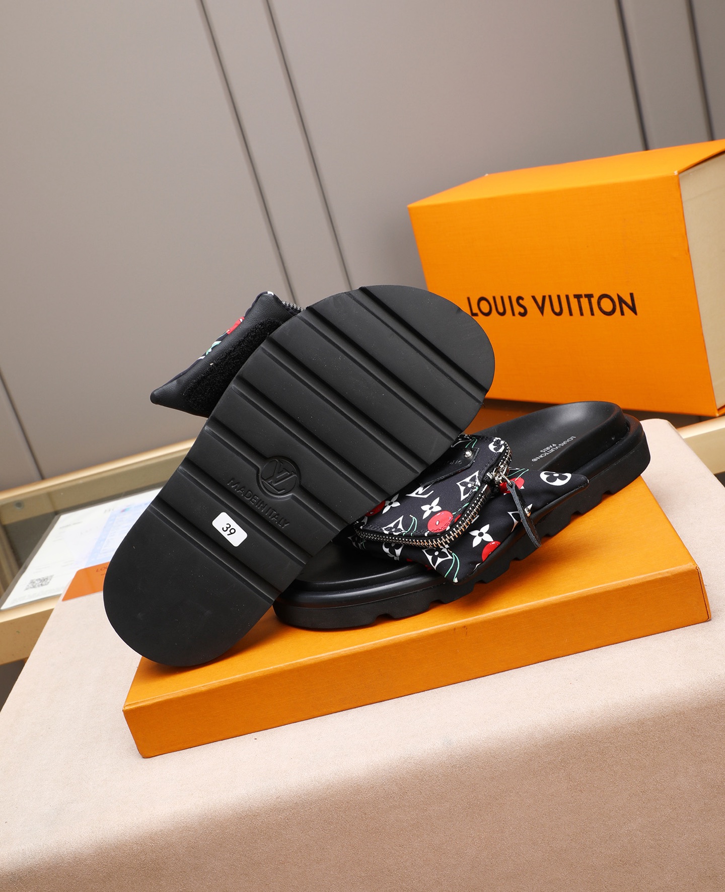 LV A貨 男款 櫻桃印花黑底拖鞋 口袋設計 潮流街頭款| 13 LV A貨 男款 櫻桃印花黑底拖鞋 口袋設計 潮流街頭款