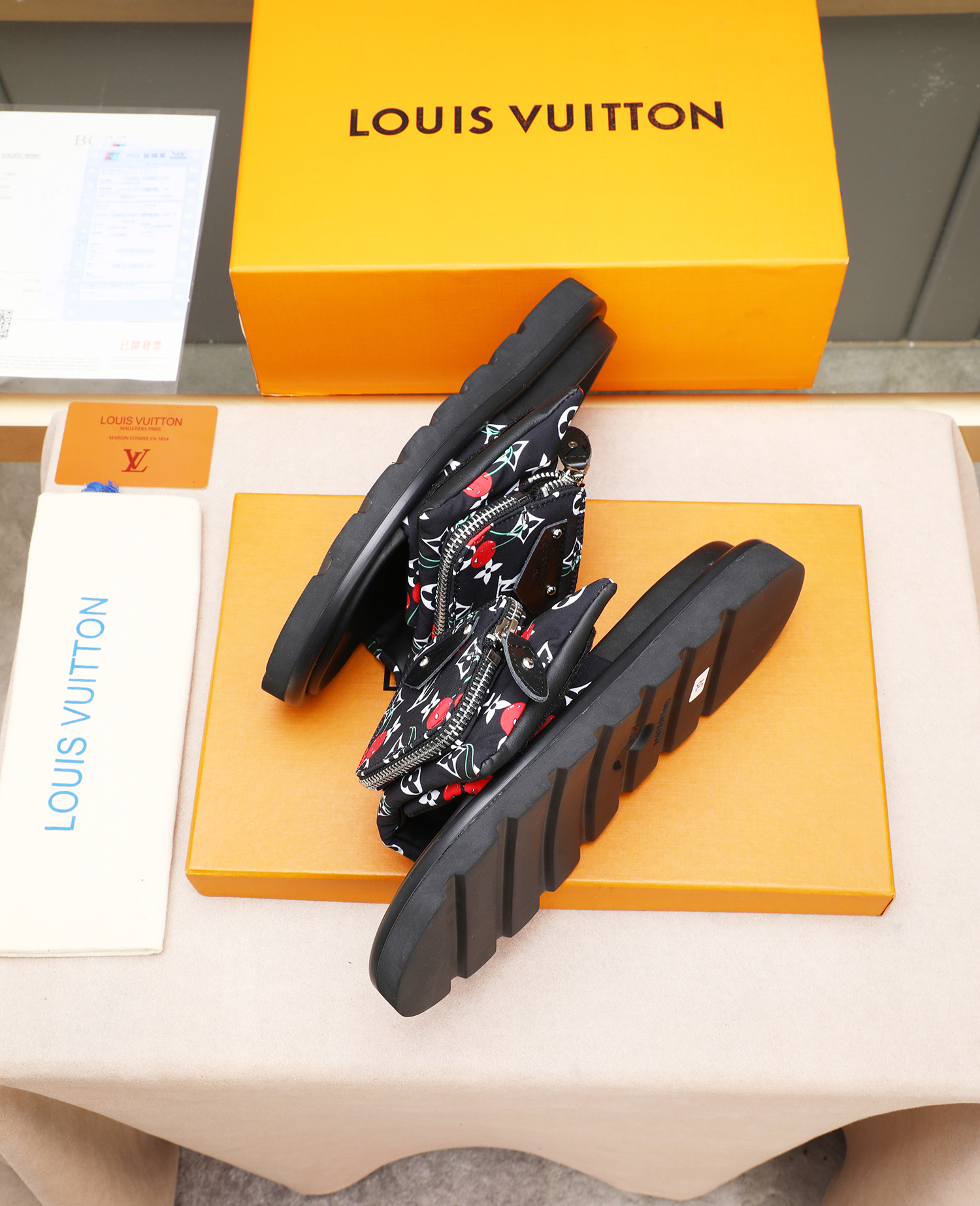 LV A貨 男款 櫻桃印花黑底拖鞋 口袋設計 潮流街頭款| 10 LV A貨 男款 櫻桃印花黑底拖鞋 口袋設計 潮流街頭款