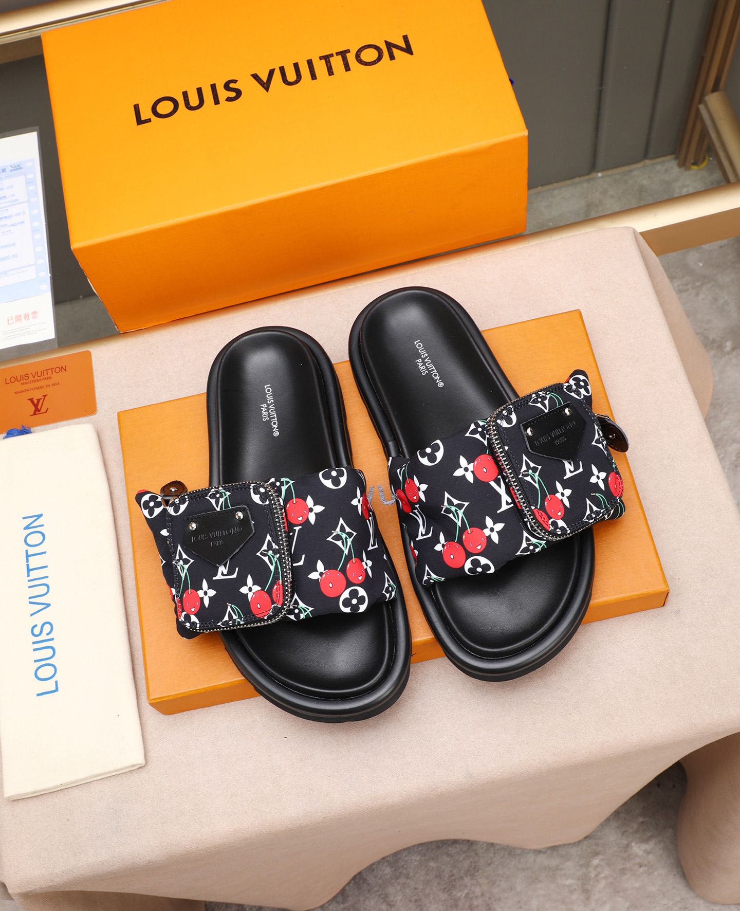 LV A貨 男款 櫻桃印花黑底拖鞋 口袋設計 潮流街頭款| 9 LV A貨 男款 櫻桃印花黑底拖鞋 口袋設計 潮流街頭款