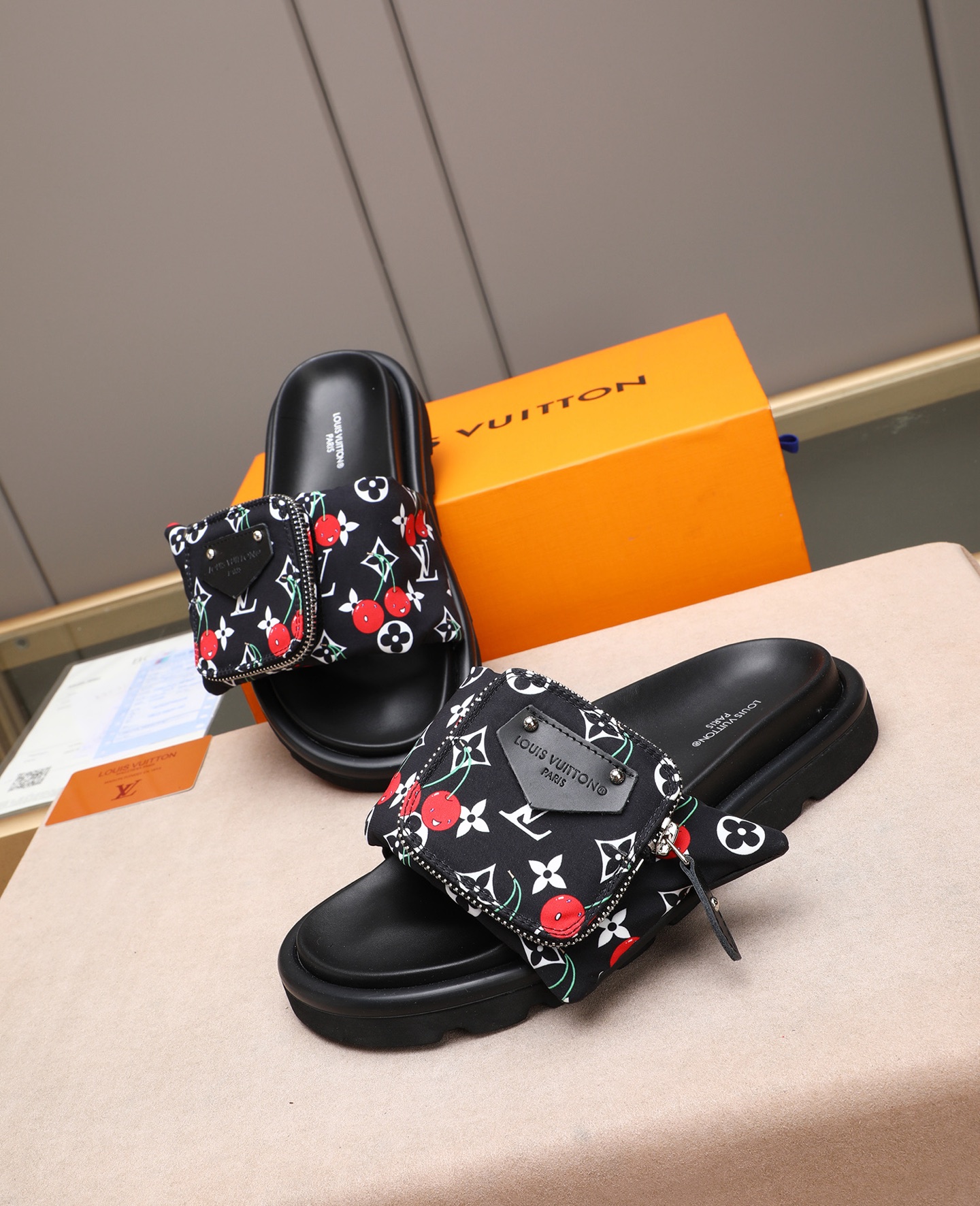 LV A貨 男款 櫻桃印花黑底拖鞋 口袋設計 潮流街頭款| 8 LV A貨 男款 櫻桃印花黑底拖鞋 口袋設計 潮流街頭款