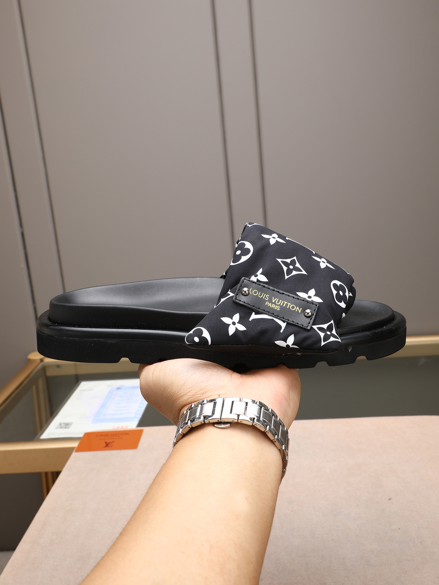 LV 原單 男款 Monogram經典黑白拖鞋 百搭設計 休閒款| 6 LV 原單 男款 Monogram經典黑白拖鞋 百搭設計 休閒款