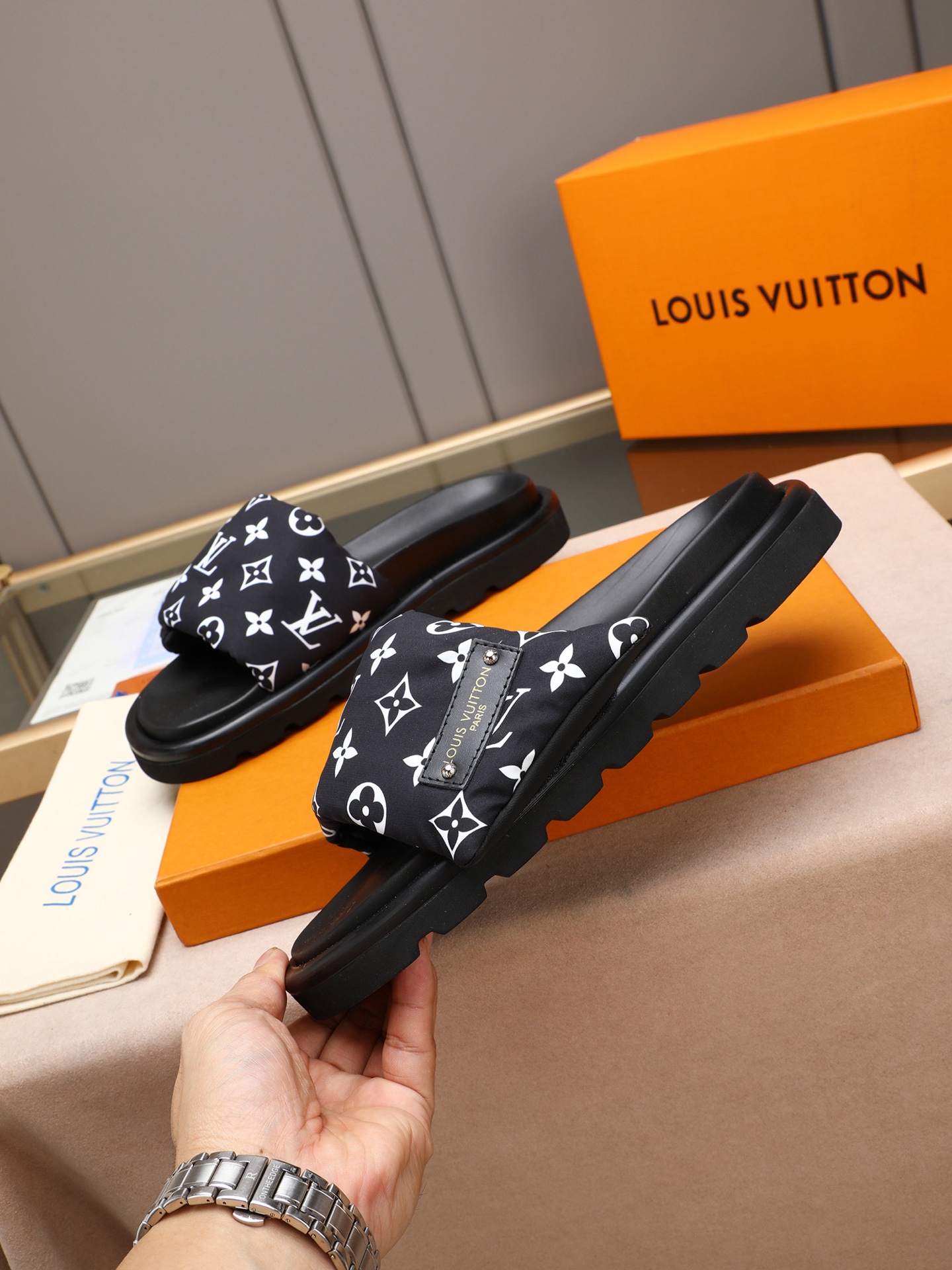 LV 原單 男款 Monogram經典黑白拖鞋 百搭設計 休閒款| 14 LV 原單 男款 Monogram經典黑白拖鞋 百搭設計 休閒款