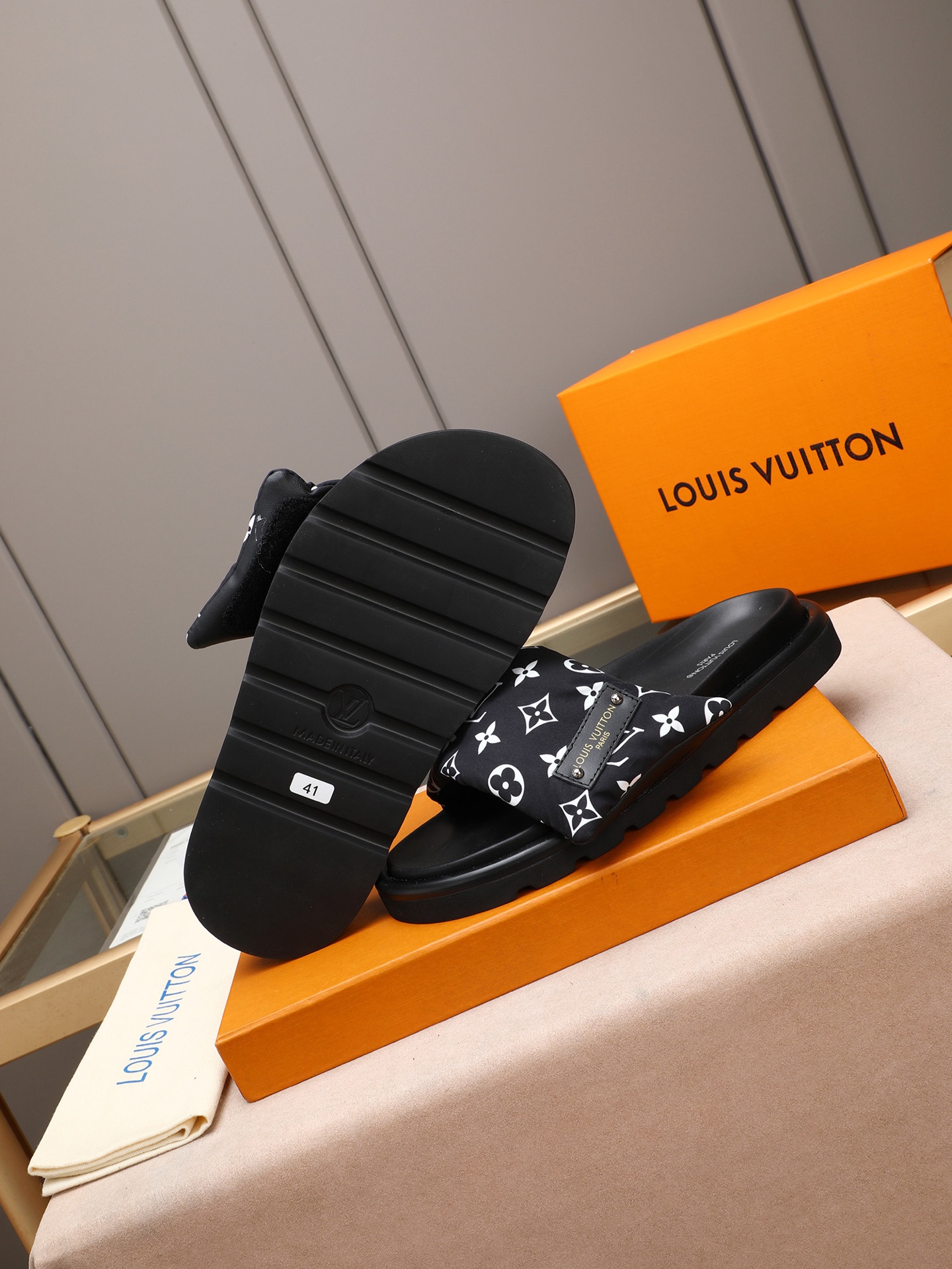 LV 原單 男款 Monogram經典黑白拖鞋 百搭設計 休閒款| 13 LV 原單 男款 Monogram經典黑白拖鞋 百搭設計 休閒款