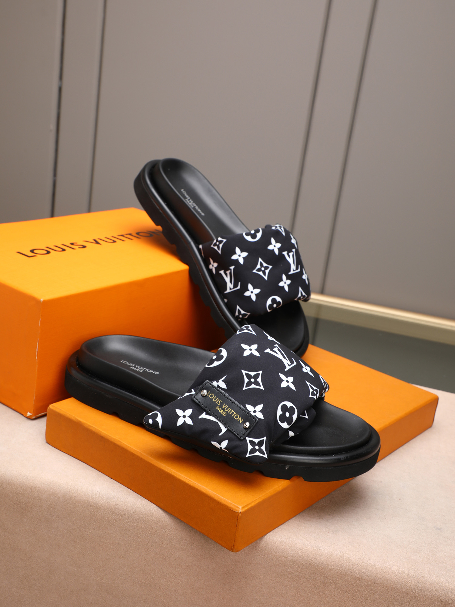 LV 原單 男款 Monogram經典黑白拖鞋 百搭設計 休閒款| 12 LV 原單 男款 Monogram經典黑白拖鞋 百搭設計 休閒款