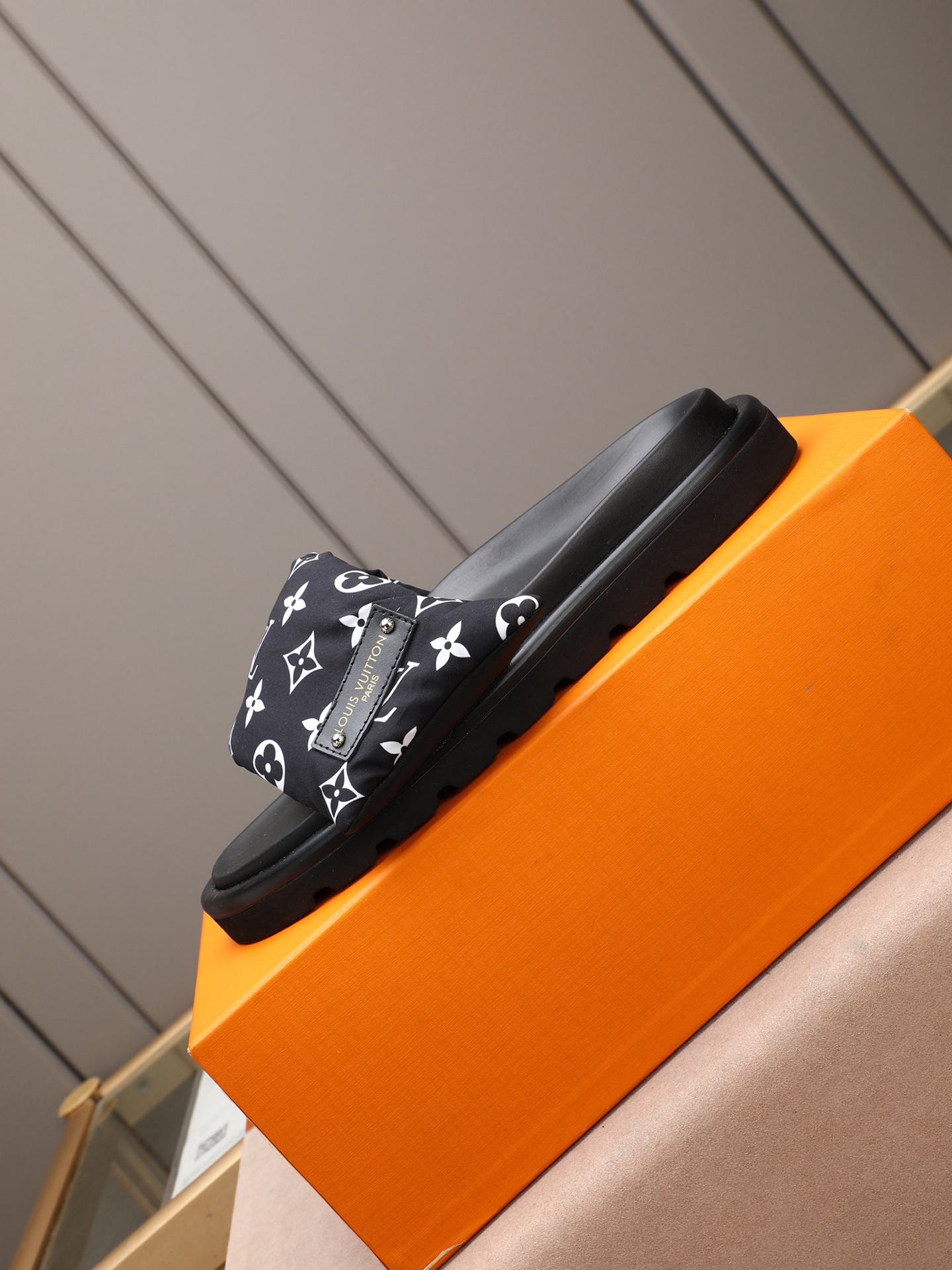 LV 原單 男款 Monogram經典黑白拖鞋 百搭設計 休閒款| 11 LV 原單 男款 Monogram經典黑白拖鞋 百搭設計 休閒款