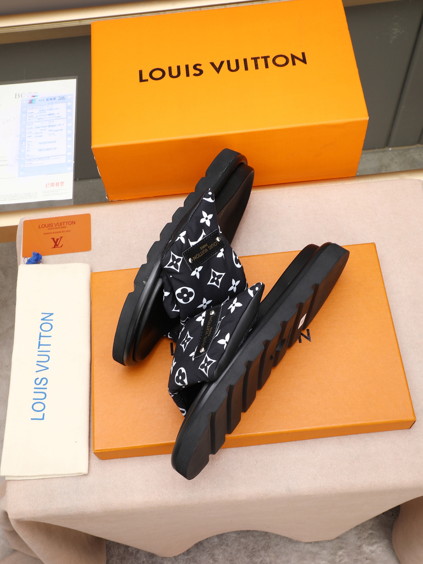 LV 原單 男款 Monogram經典黑白拖鞋 百搭設計 休閒款| 9 LV 原單 男款 Monogram經典黑白拖鞋 百搭設計 休閒款