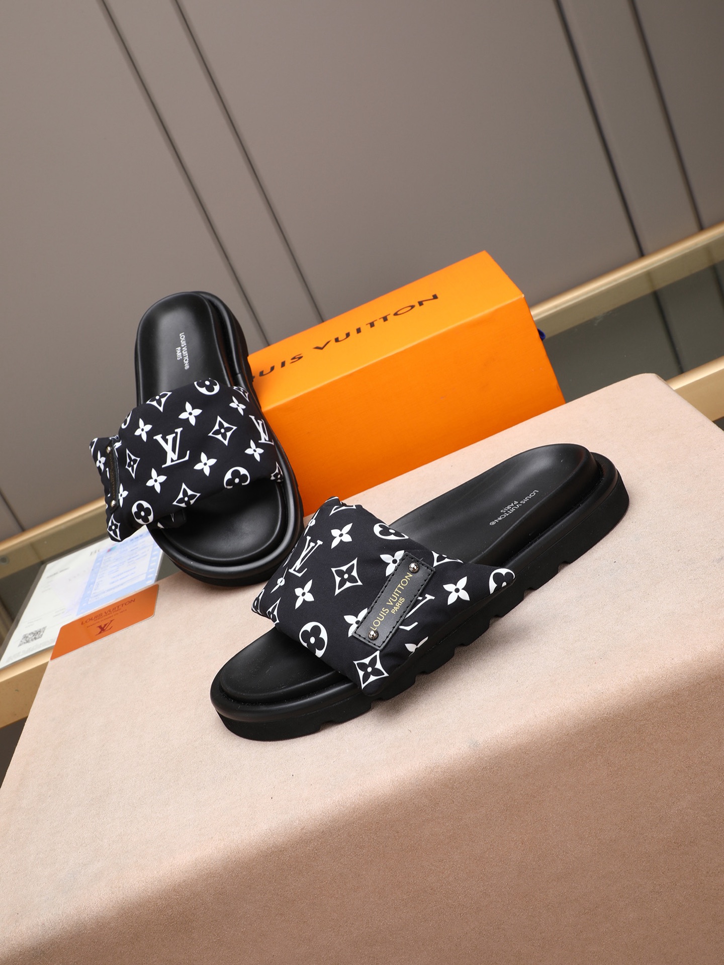 LV 原單 男款 Monogram經典黑白拖鞋 百搭設計 休閒款| 8 LV 原單 男款 Monogram經典黑白拖鞋 百搭設計 休閒款