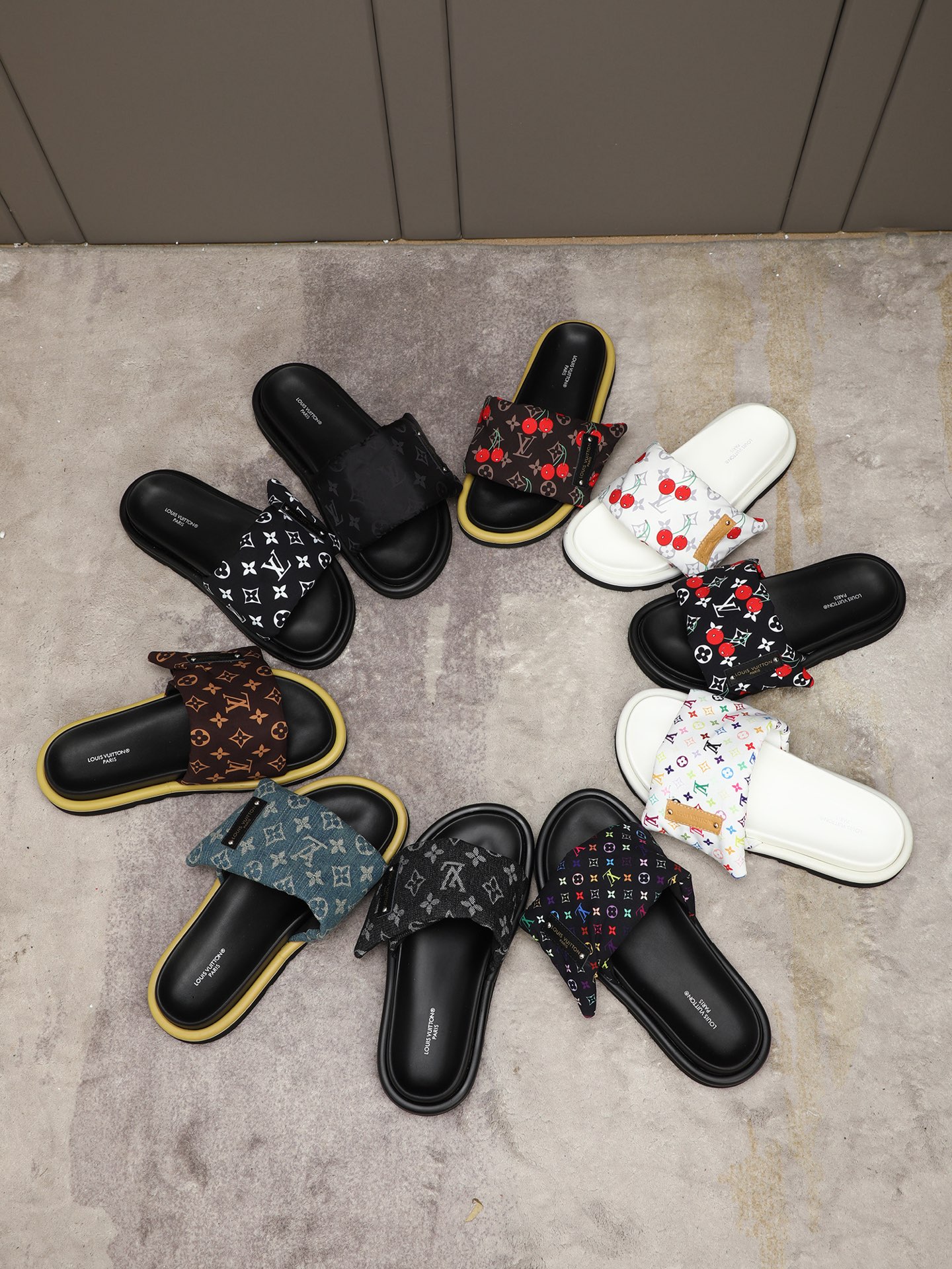 LV 原單 男款 Monogram經典黑白拖鞋 百搭設計 休閒款| 7 LV 原單 男款 Monogram經典黑白拖鞋 百搭設計 休閒款