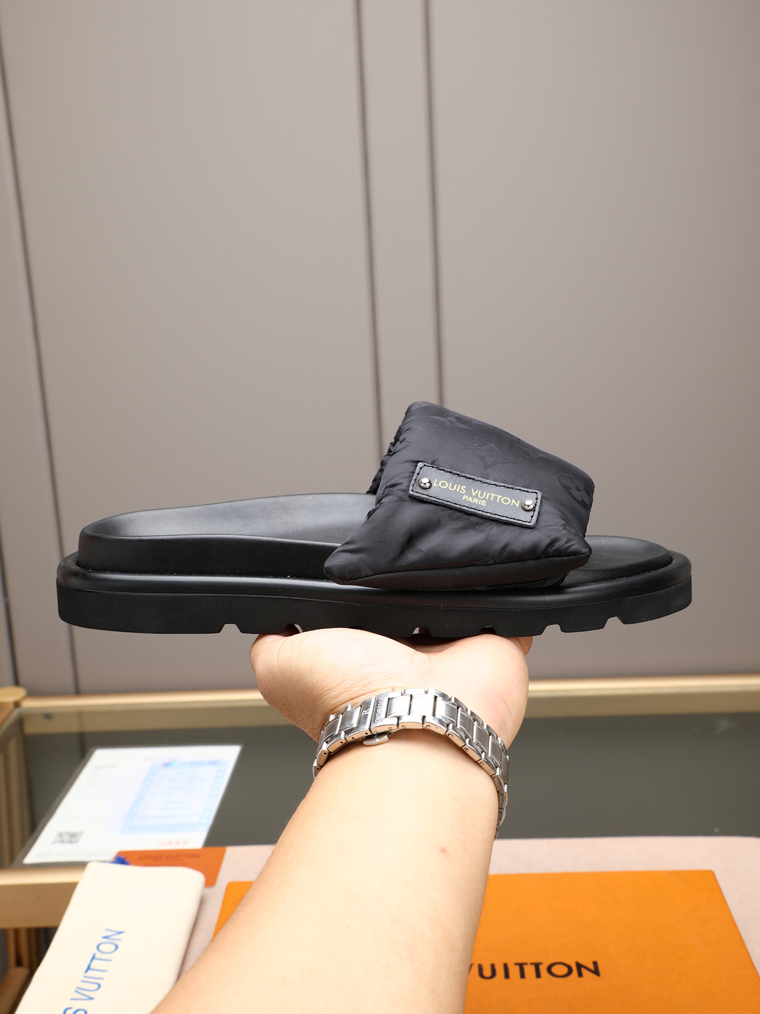 LV 高仿 男款 Monogram黑底壓紋拖鞋 低調設計 輕奢百搭款| 6 LV 高仿 男款 Monogram黑底壓紋拖鞋 低調設計 輕奢百搭款