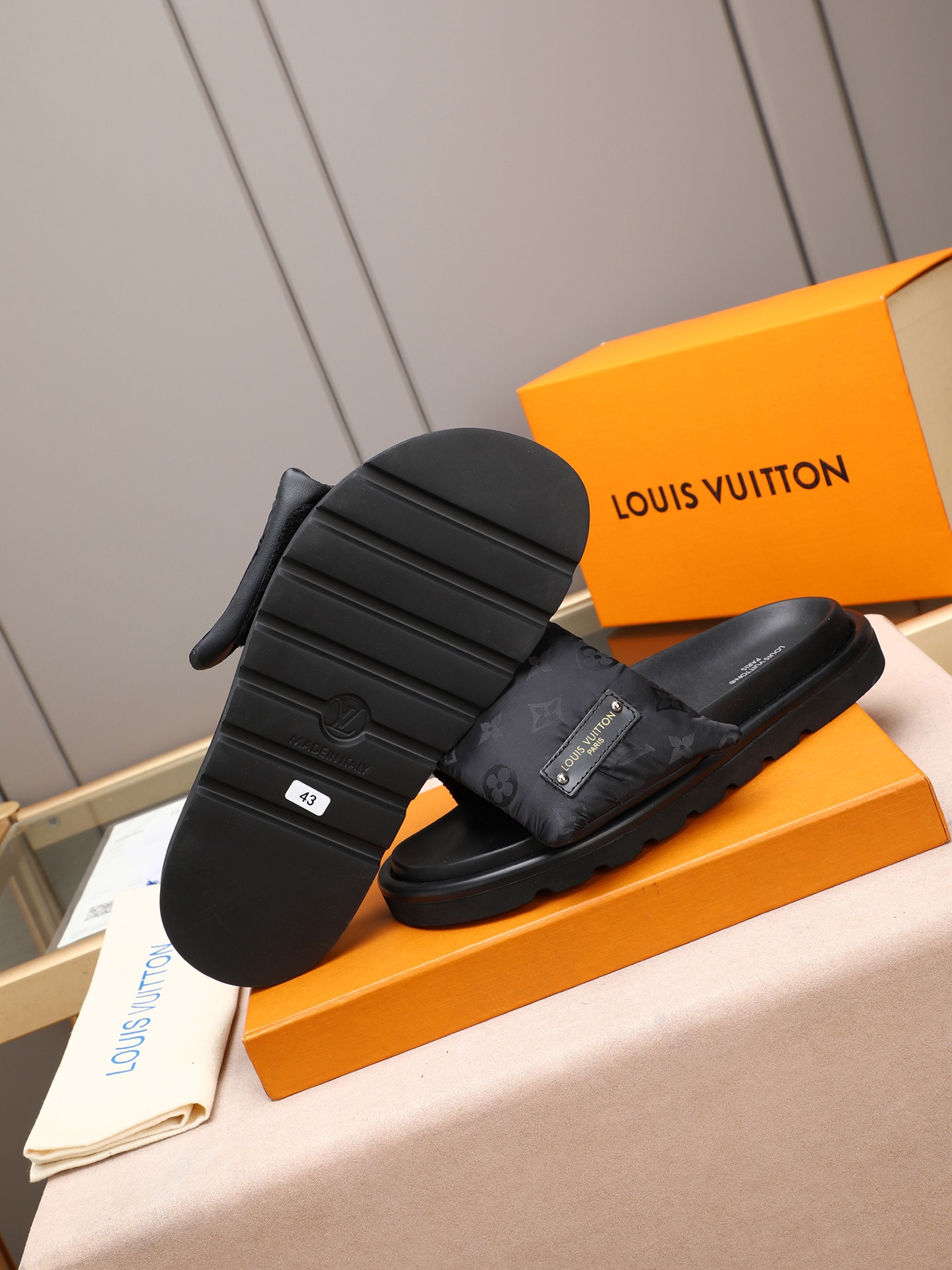 LV 高仿 男款 Monogram黑底壓紋拖鞋 低調設計 輕奢百搭款| 13 LV 高仿 男款 Monogram黑底壓紋拖鞋 低調設計 輕奢百搭款