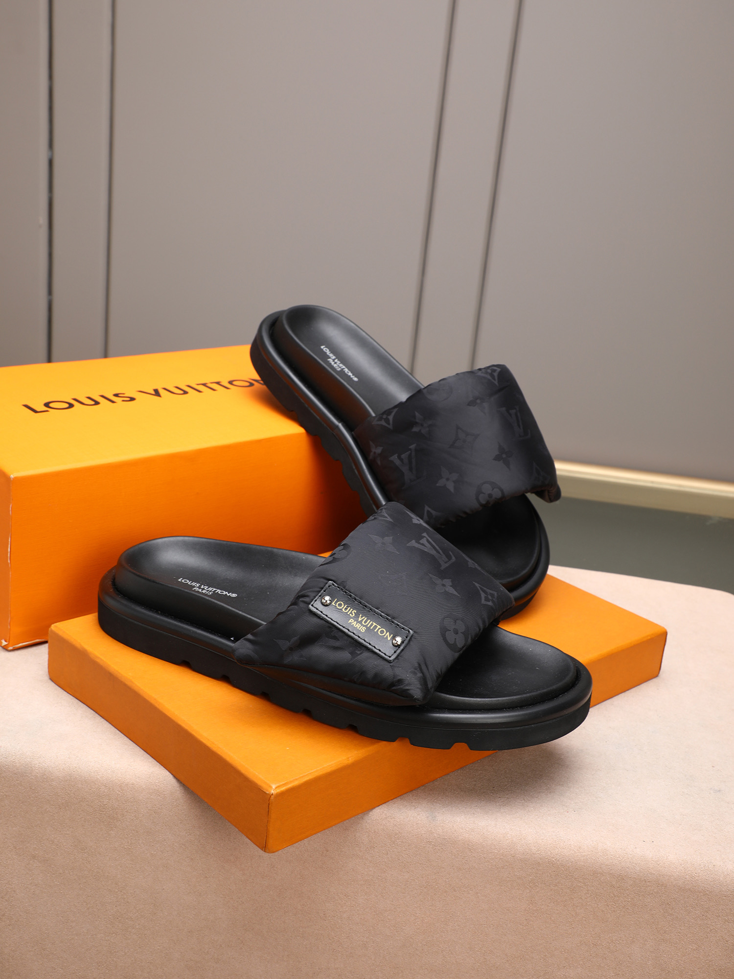 LV 高仿 男款 Monogram黑底壓紋拖鞋 低調設計 輕奢百搭款| 12 LV 高仿 男款 Monogram黑底壓紋拖鞋 低調設計 輕奢百搭款