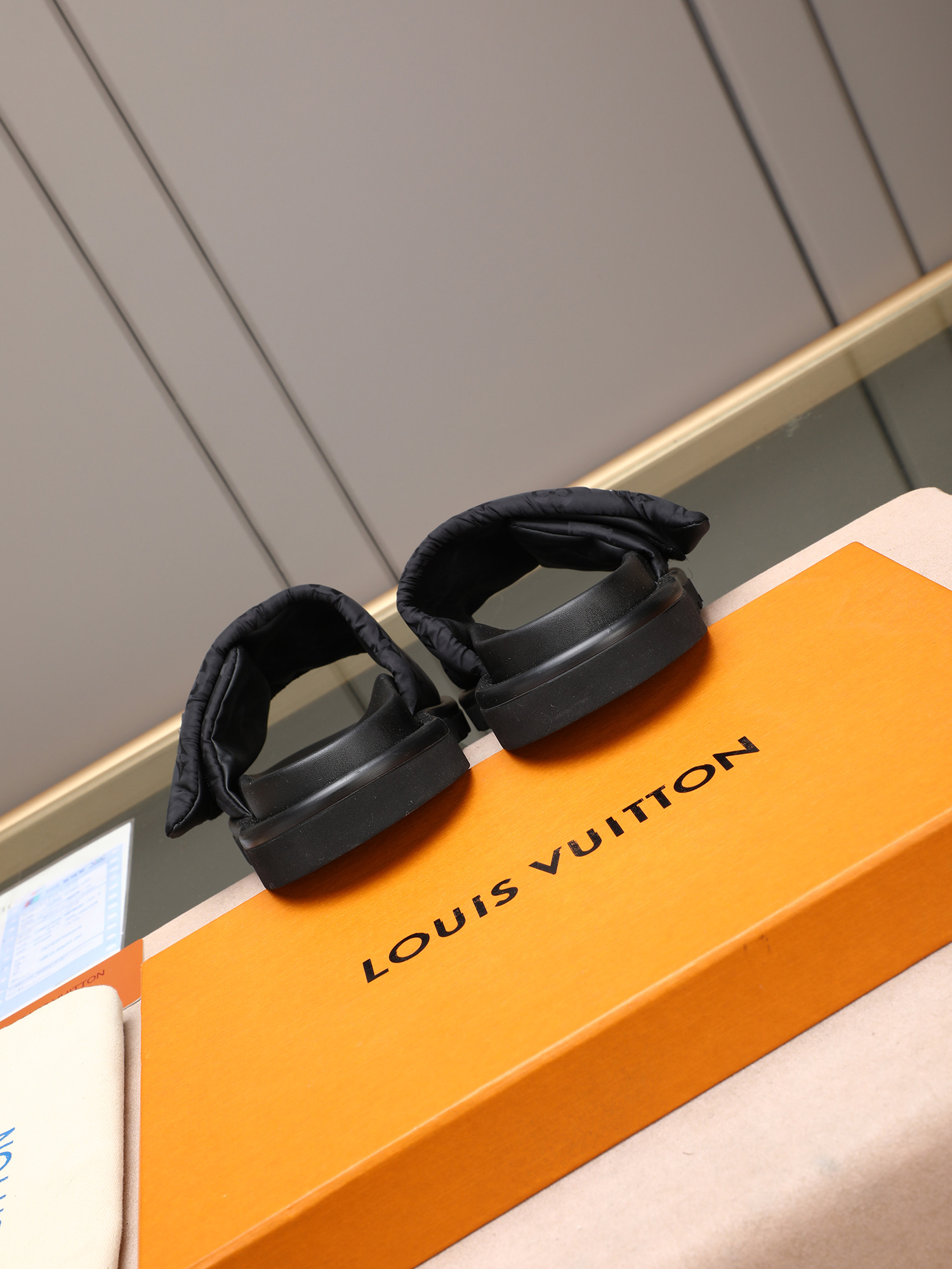 LV 高仿 男款 Monogram黑底壓紋拖鞋 低調設計 輕奢百搭款| 11 LV 高仿 男款 Monogram黑底壓紋拖鞋 低調設計 輕奢百搭款