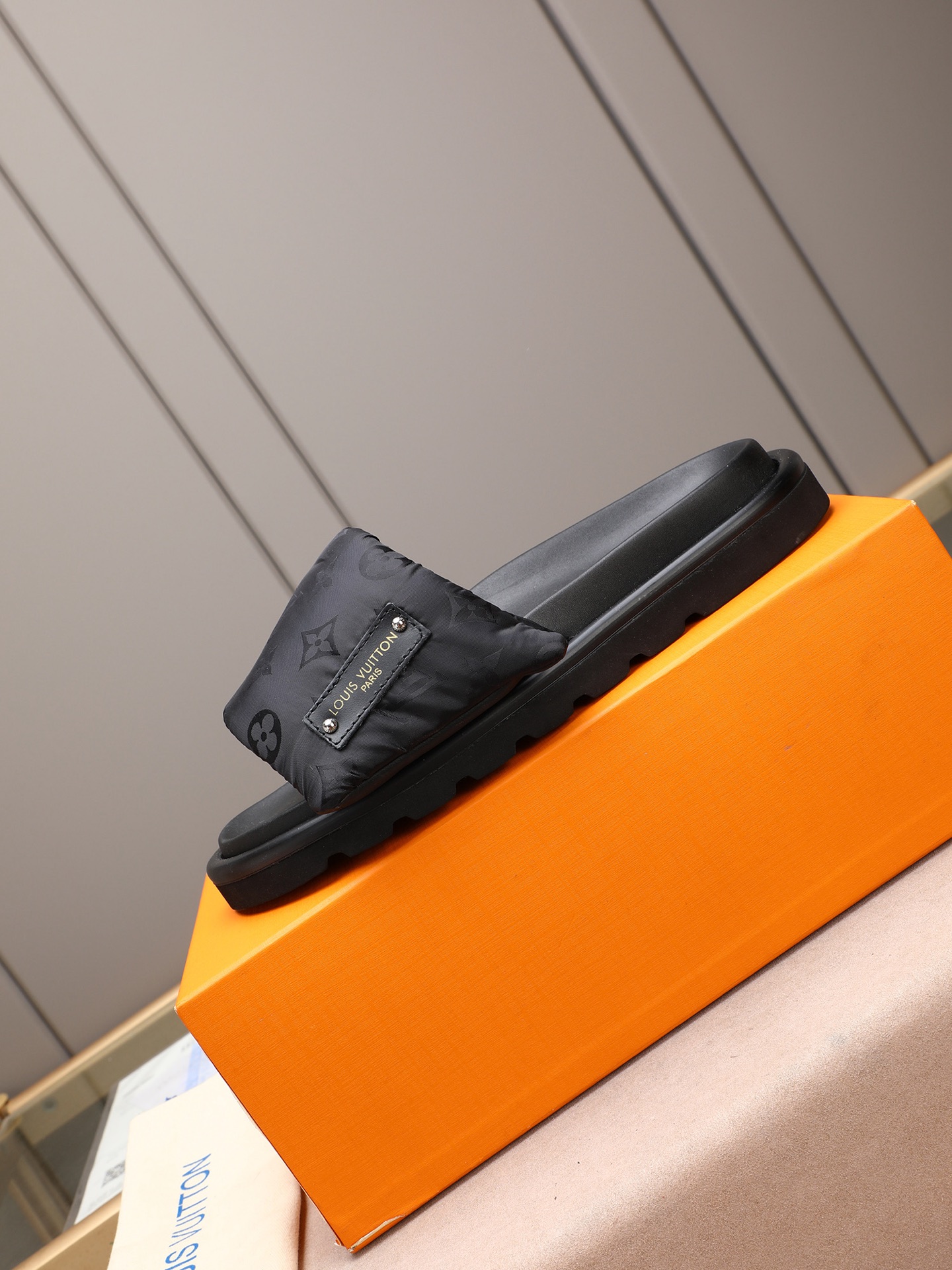 LV 高仿 男款 Monogram黑底壓紋拖鞋 低調設計 輕奢百搭款| 10 LV 高仿 男款 Monogram黑底壓紋拖鞋 低調設計 輕奢百搭款
