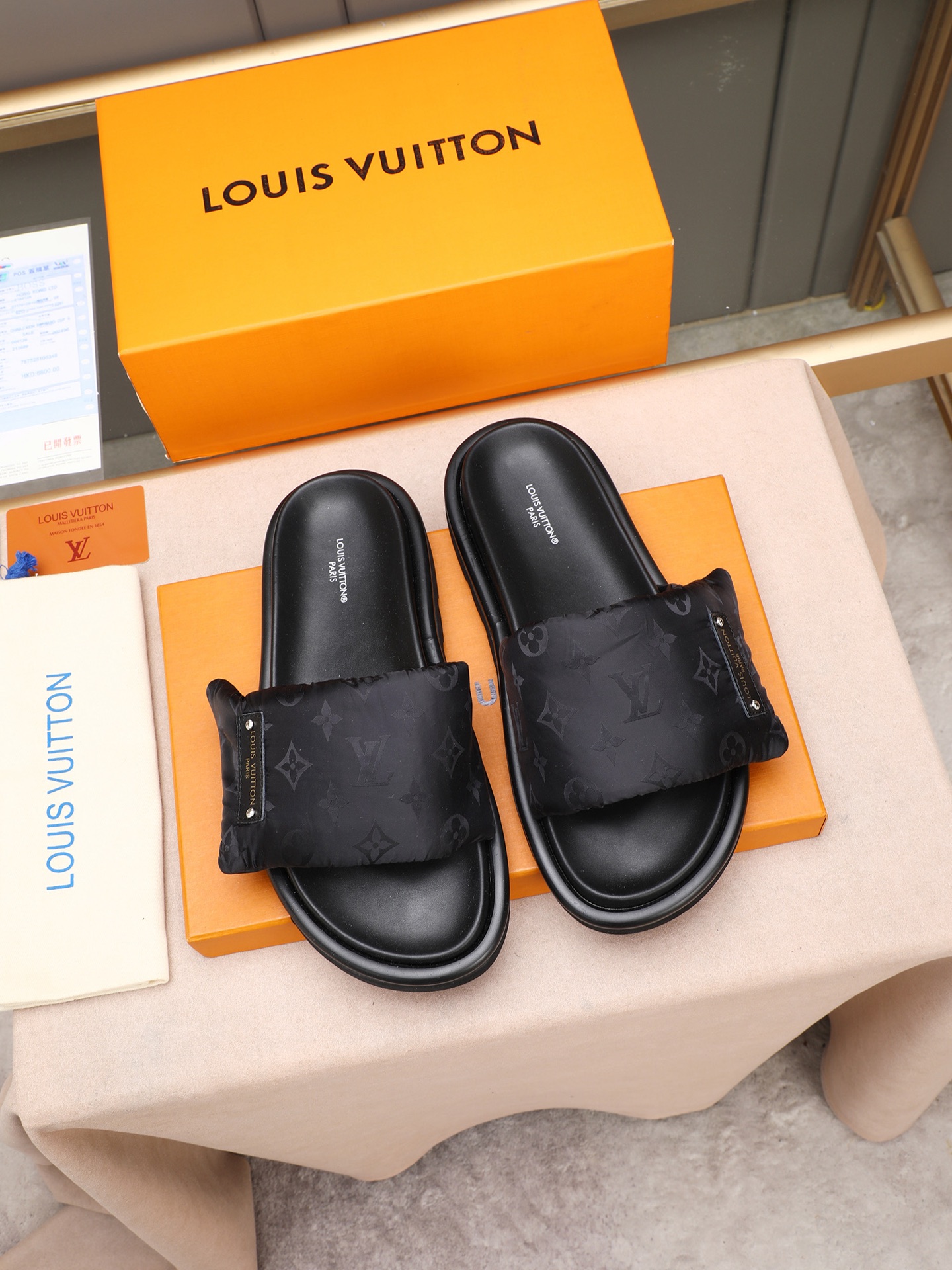 LV 高仿 男款 Monogram黑底壓紋拖鞋 低調設計 輕奢百搭款| 9 LV 高仿 男款 Monogram黑底壓紋拖鞋 低調設計 輕奢百搭款