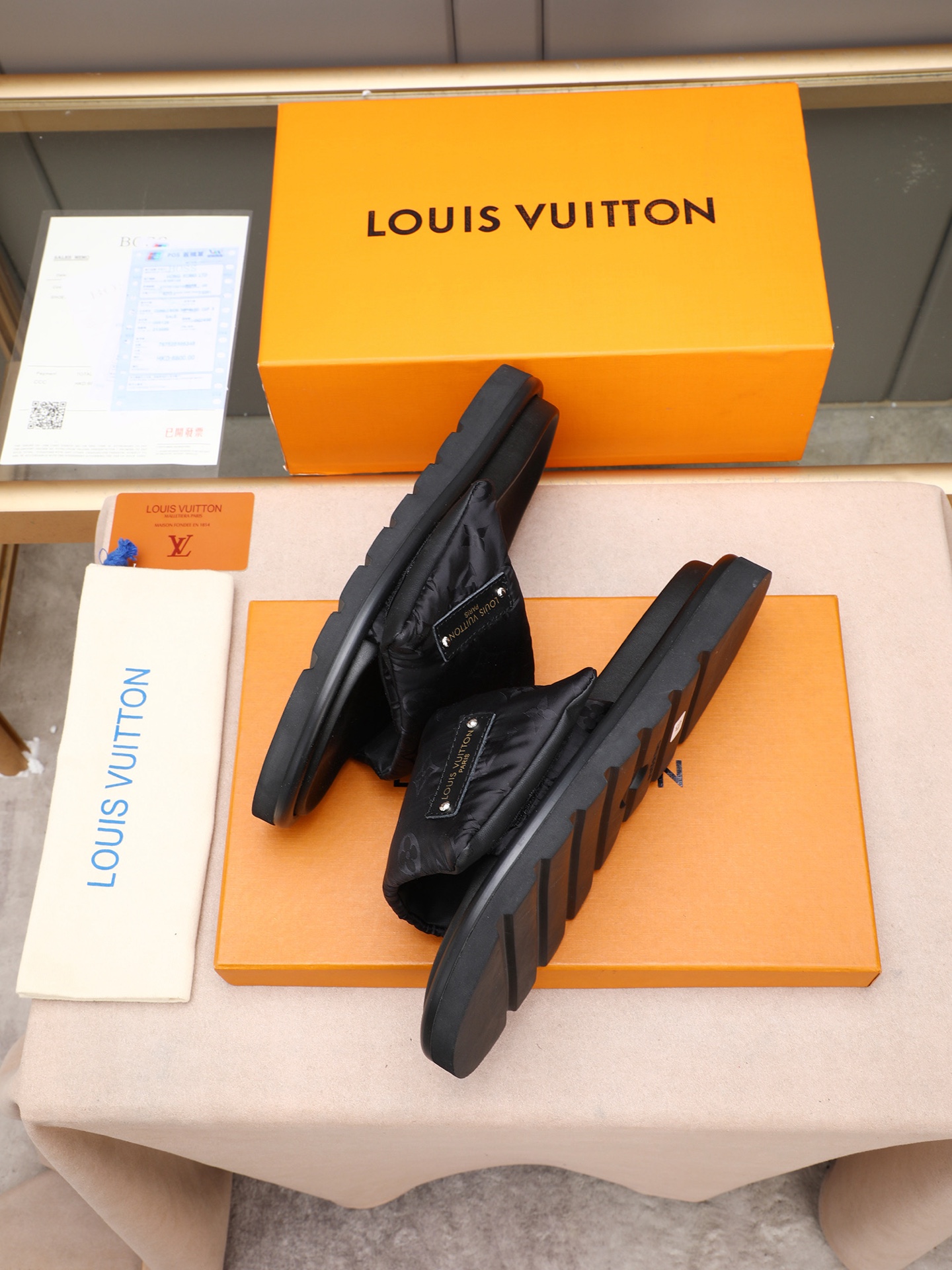 LV 高仿 男款 Monogram黑底壓紋拖鞋 低調設計 輕奢百搭款| 8 LV 高仿 男款 Monogram黑底壓紋拖鞋 低調設計 輕奢百搭款