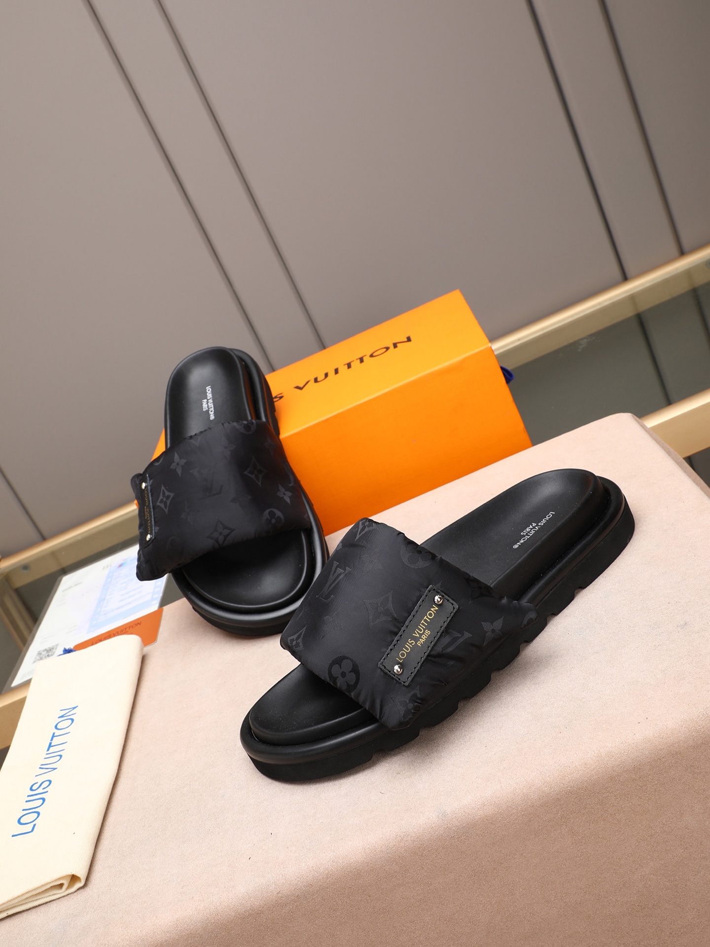 LV 高仿 男款 Monogram黑底壓紋拖鞋 低調設計 輕奢百搭款| 7 LV 高仿 男款 Monogram黑底壓紋拖鞋 低調設計 輕奢百搭款