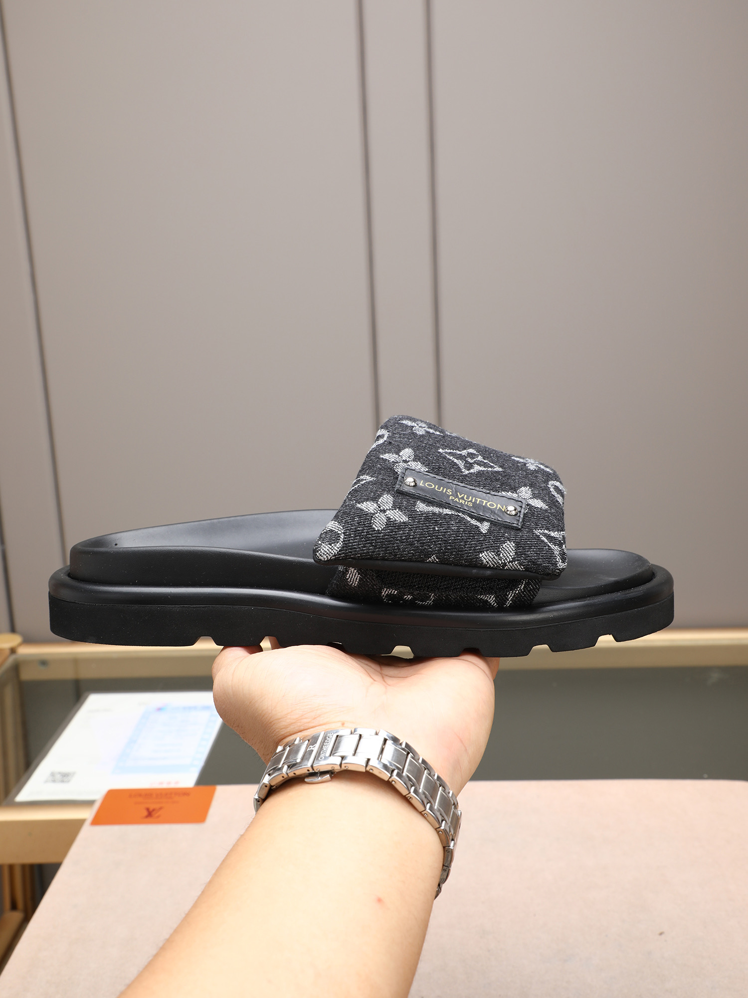 LV A貨 男款 Monogram黑底經典拖鞋 簡約印花設計 休閒款| 6 LV A貨 男款 Monogram黑底經典拖鞋 簡約印花設計 休閒款