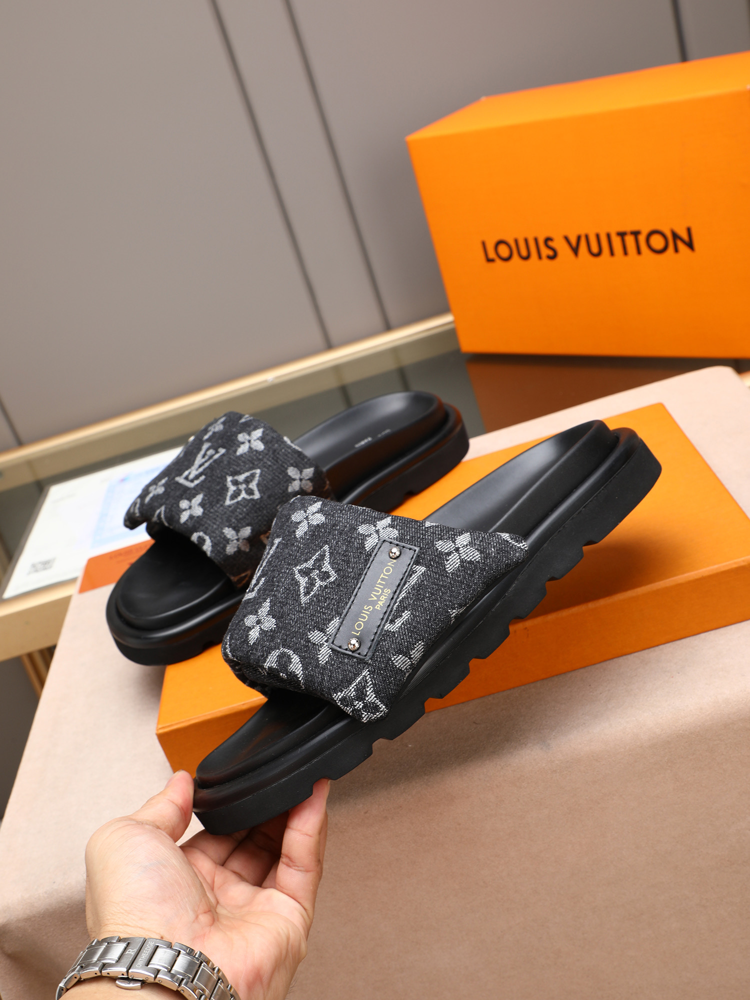 LV A貨 男款 Monogram黑底經典拖鞋 簡約印花設計 休閒款| 14 LV A貨 男款 Monogram黑底經典拖鞋 簡約印花設計 休閒款