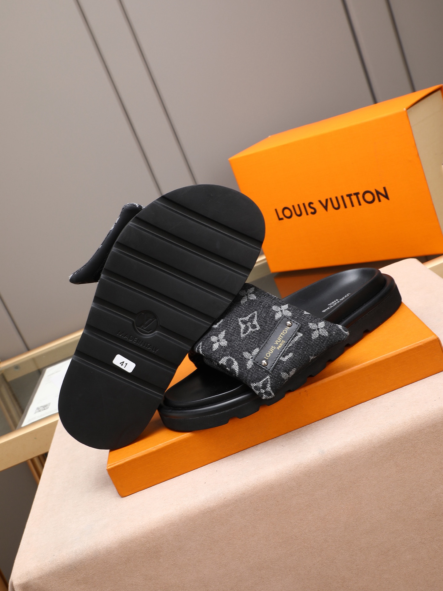 LV A貨 男款 Monogram黑底經典拖鞋 簡約印花設計 休閒款| 13 LV A貨 男款 Monogram黑底經典拖鞋 簡約印花設計 休閒款