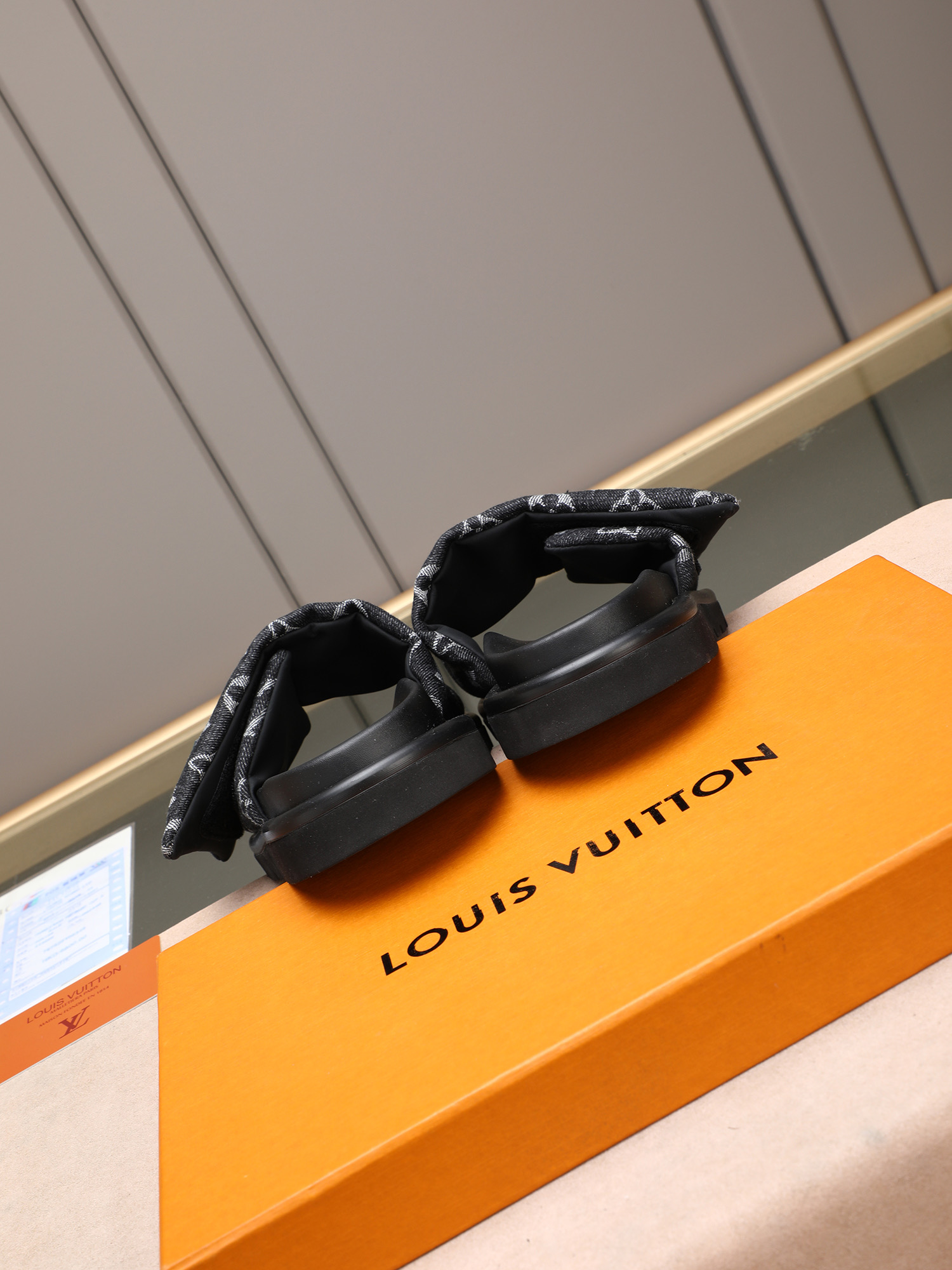 LV A貨 男款 Monogram黑底經典拖鞋 簡約印花設計 休閒款| 11 LV A貨 男款 Monogram黑底經典拖鞋 簡約印花設計 休閒款