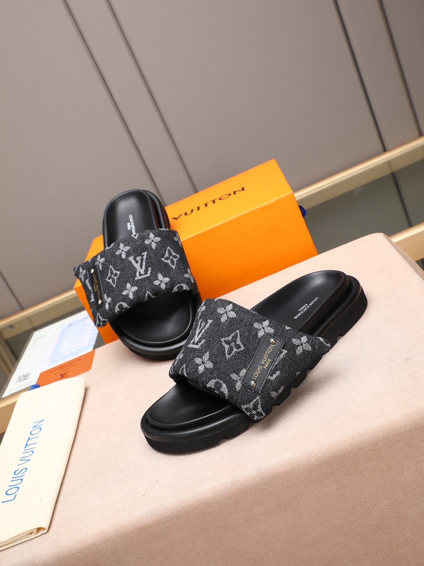 LV A貨 男款 Monogram黑底經典拖鞋 簡約印花設計 休閒款| 9 LV A貨 男款 Monogram黑底經典拖鞋 簡約印花設計 休閒款