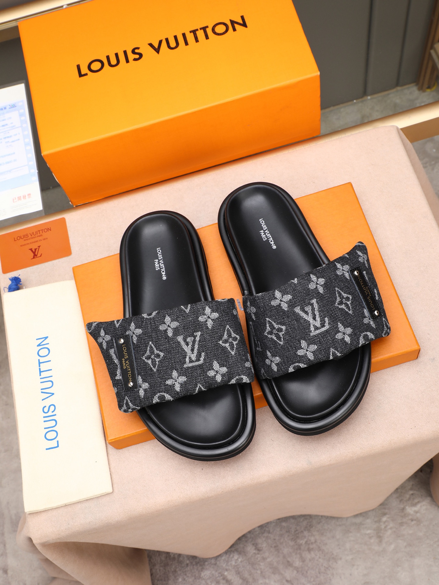 LV A貨 男款 Monogram黑底經典拖鞋 簡約印花設計 休閒款| 8 LV A貨 男款 Monogram黑底經典拖鞋 簡約印花設計 休閒款