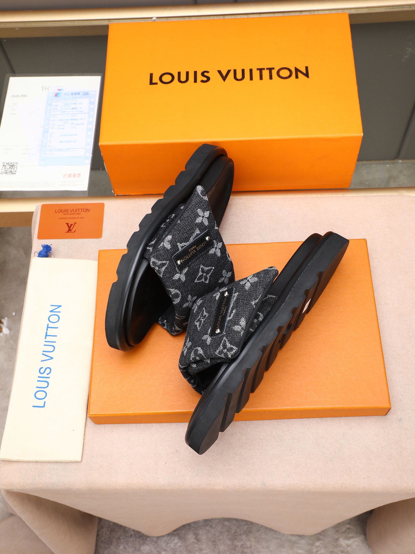 LV A貨 男款 Monogram黑底經典拖鞋 簡約印花設計 休閒款| 7 LV A貨 男款 Monogram黑底經典拖鞋 簡約印花設計 休閒款