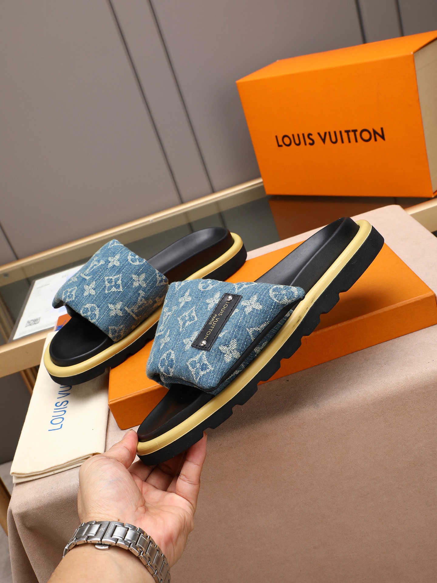 LV 一比一 男款 丹寧藍Monogram拖鞋 牛仔風設計 潮流百搭款| 14 LV 一比一 男款 丹寧藍Monogram拖鞋 牛仔風設計 潮流百搭款