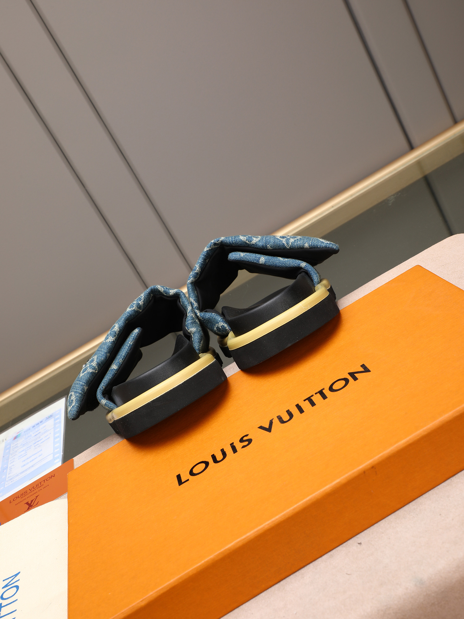 LV 一比一 男款 丹寧藍Monogram拖鞋 牛仔風設計 潮流百搭款| 11 LV 一比一 男款 丹寧藍Monogram拖鞋 牛仔風設計 潮流百搭款