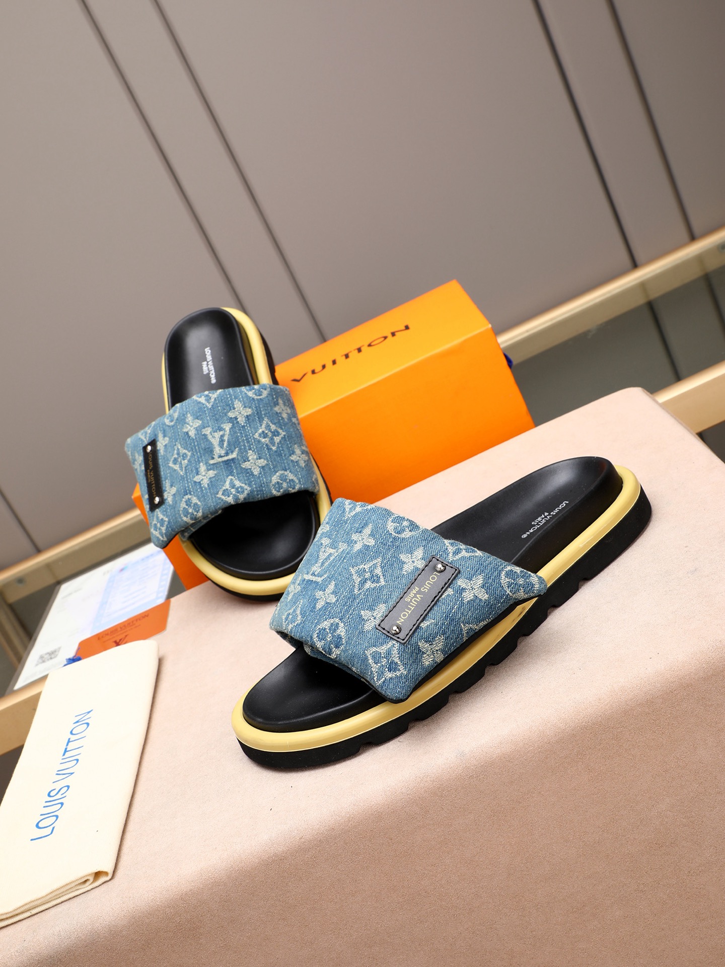 LV 一比一 男款 丹寧藍Monogram拖鞋 牛仔風設計 潮流百搭款| 8 LV 一比一 男款 丹寧藍Monogram拖鞋 牛仔風設計 潮流百搭款