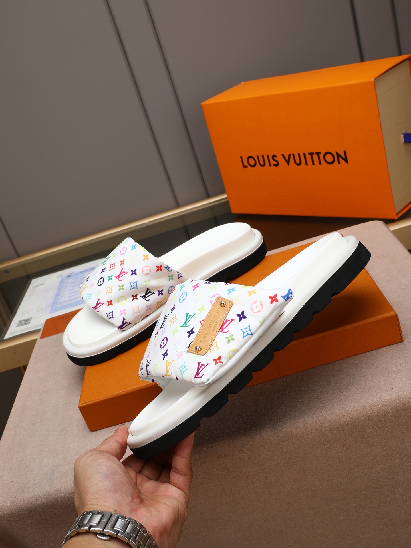LV 一比一 男款 彩色Monogram白底拖鞋 清新設計 夏季百搭款| 14 LV 一比一 男款 彩色Monogram白底拖鞋 清新設計 夏季百搭款
