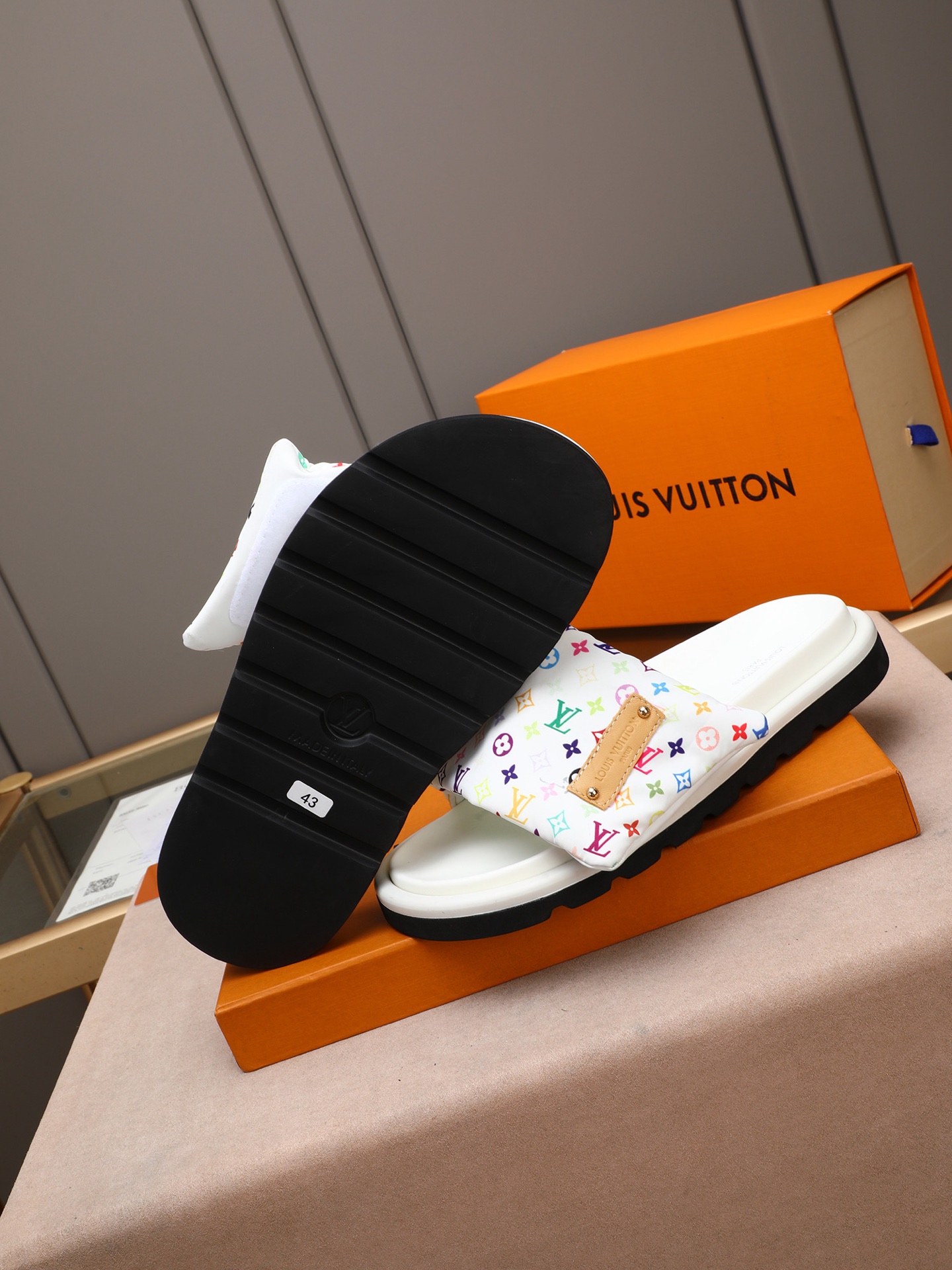 LV 一比一 男款 彩色Monogram白底拖鞋 清新設計 夏季百搭款| 13 LV 一比一 男款 彩色Monogram白底拖鞋 清新設計 夏季百搭款