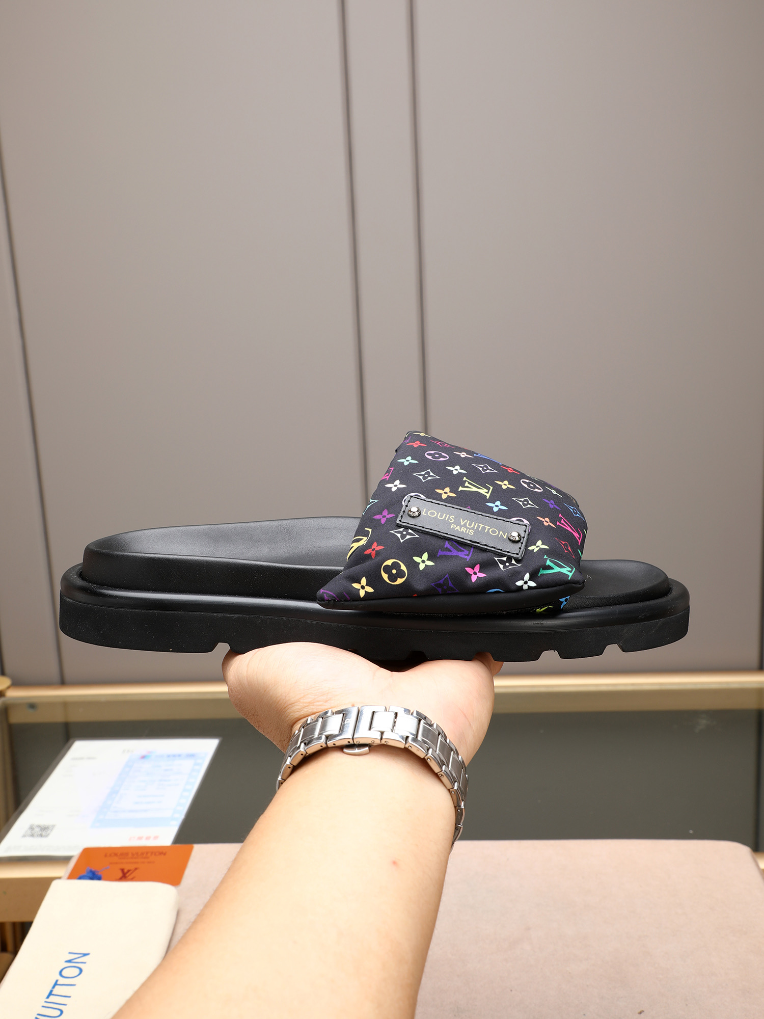 LV 原單 男款 Monogram黑色壓紋拖鞋 低調質感 商務休閒款| 6 LV 原單 男款 Monogram黑色壓紋拖鞋 低調質感 商務休閒款