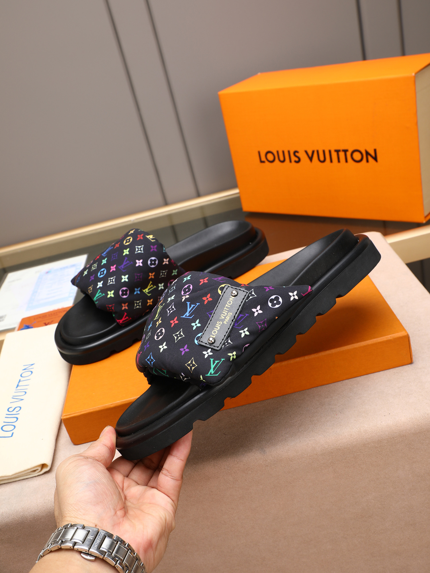 LV 原單 男款 Monogram黑色壓紋拖鞋 低調質感 商務休閒款| 14 LV 原單 男款 Monogram黑色壓紋拖鞋 低調質感 商務休閒款