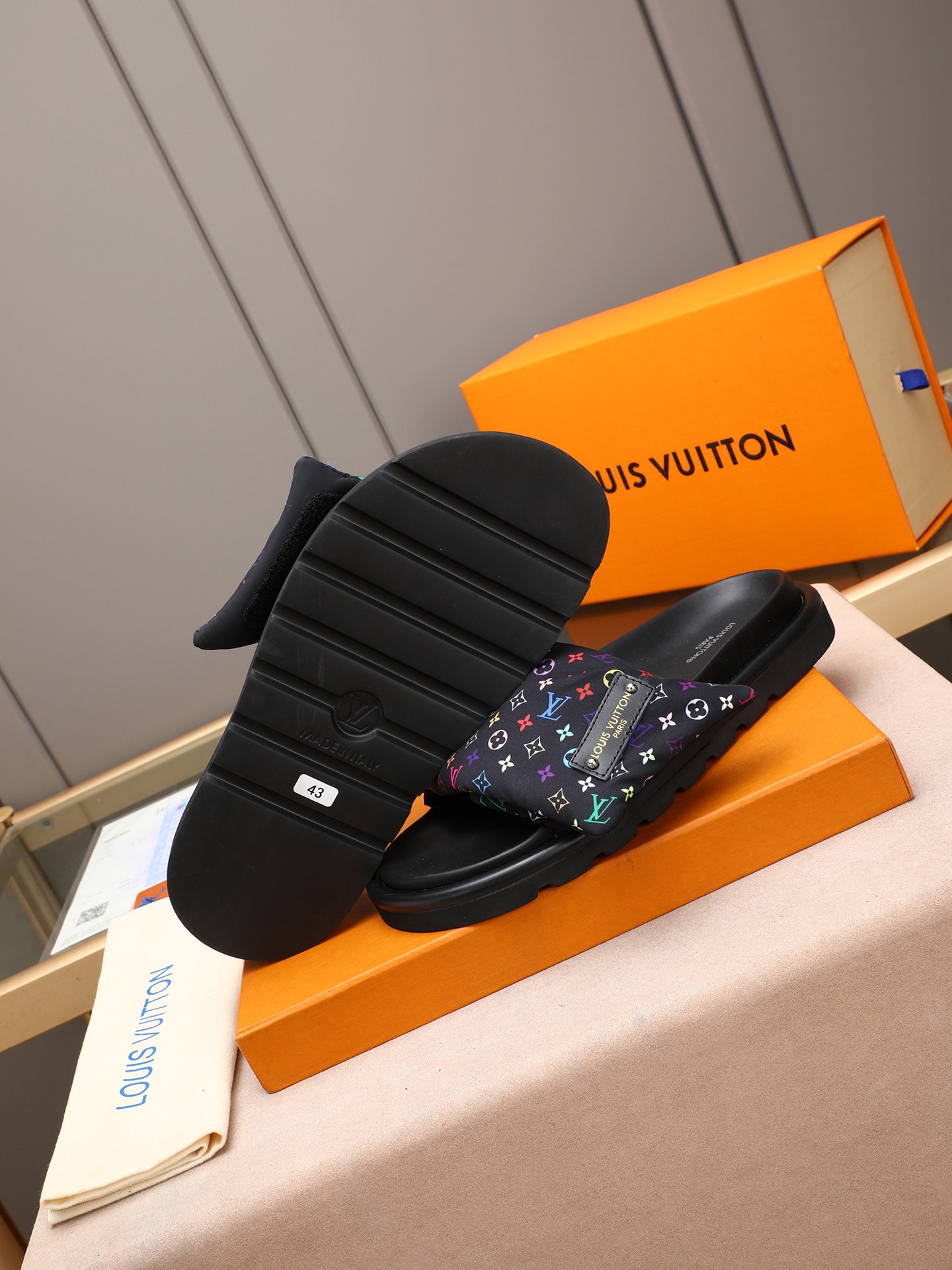 LV 原單 男款 Monogram黑色壓紋拖鞋 低調質感 商務休閒款| 13 LV 原單 男款 Monogram黑色壓紋拖鞋 低調質感 商務休閒款