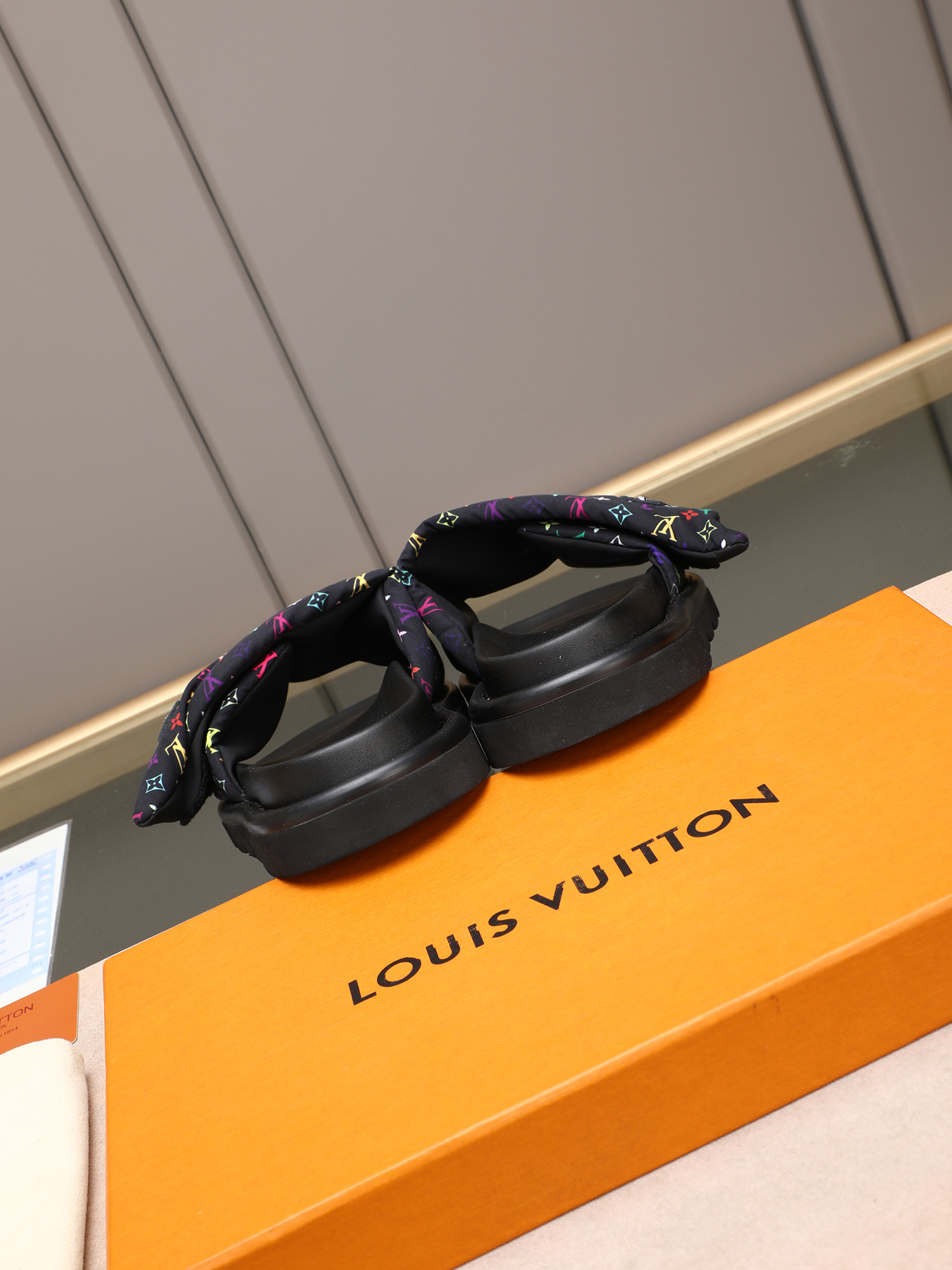 LV 原單 男款 Monogram黑色壓紋拖鞋 低調質感 商務休閒款| 11 LV 原單 男款 Monogram黑色壓紋拖鞋 低調質感 商務休閒款