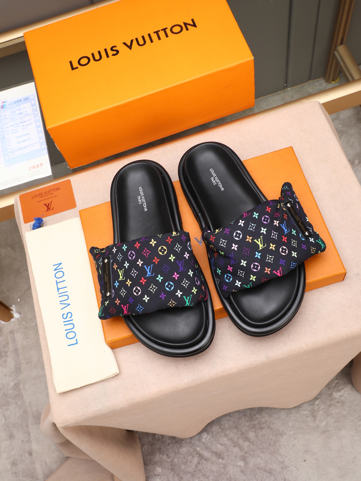 LV 原單 男款 Monogram黑色壓紋拖鞋 低調質感 商務休閒款| 9 LV 原單 男款 Monogram黑色壓紋拖鞋 低調質感 商務休閒款