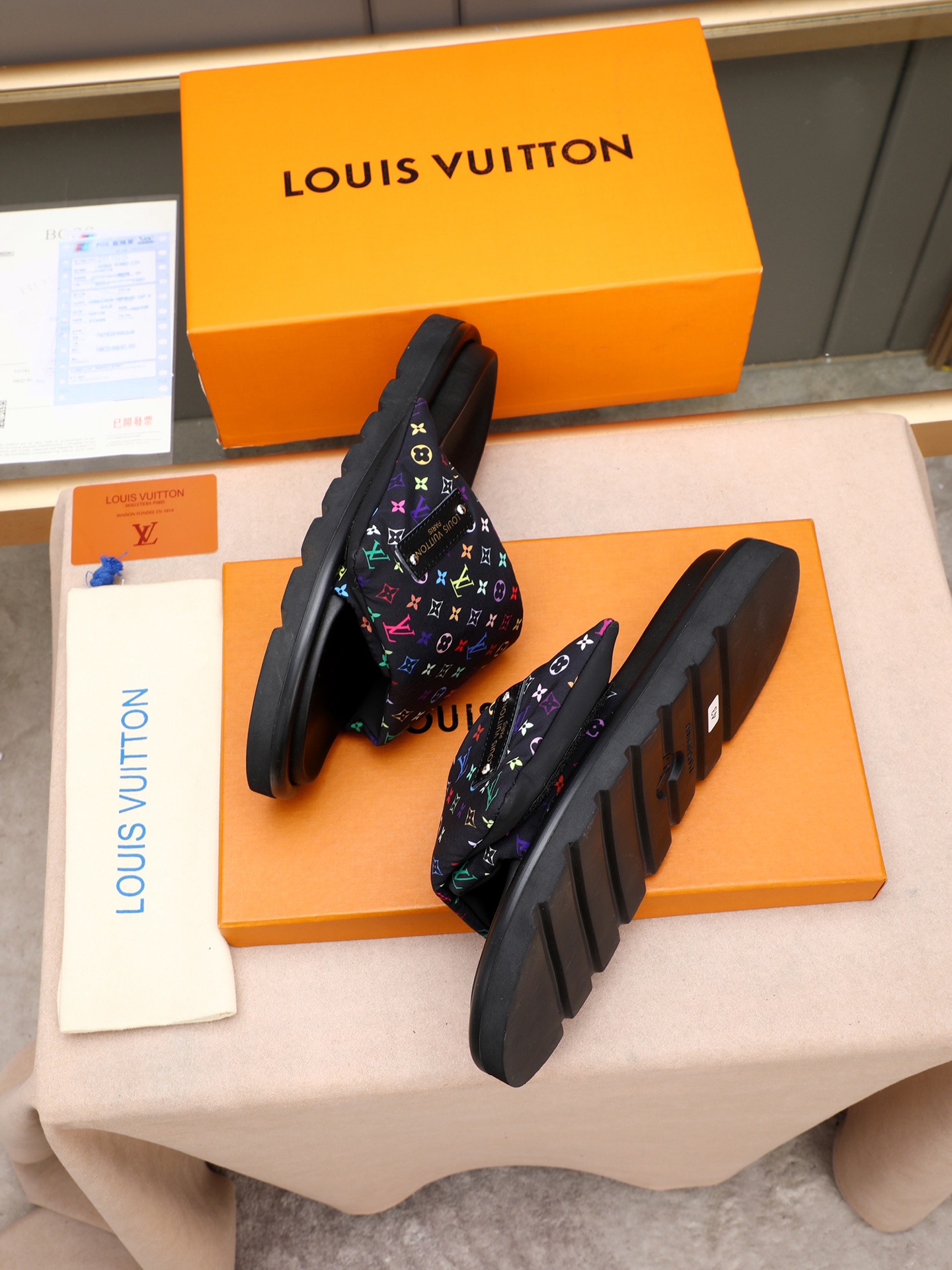 LV 原單 男款 Monogram黑色壓紋拖鞋 低調質感 商務休閒款| 8 LV 原單 男款 Monogram黑色壓紋拖鞋 低調質感 商務休閒款