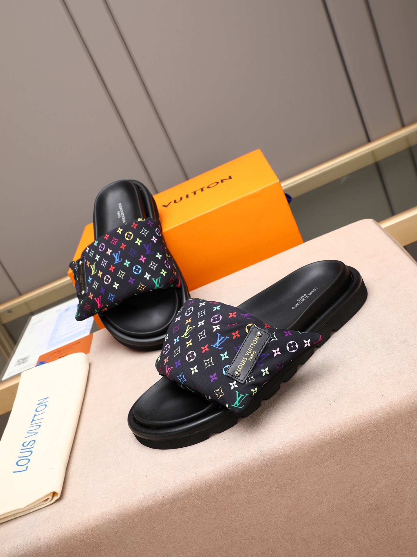 LV 原單 男款 Monogram黑色壓紋拖鞋 低調質感 商務休閒款| 7 LV 原單 男款 Monogram黑色壓紋拖鞋 低調質感 商務休閒款