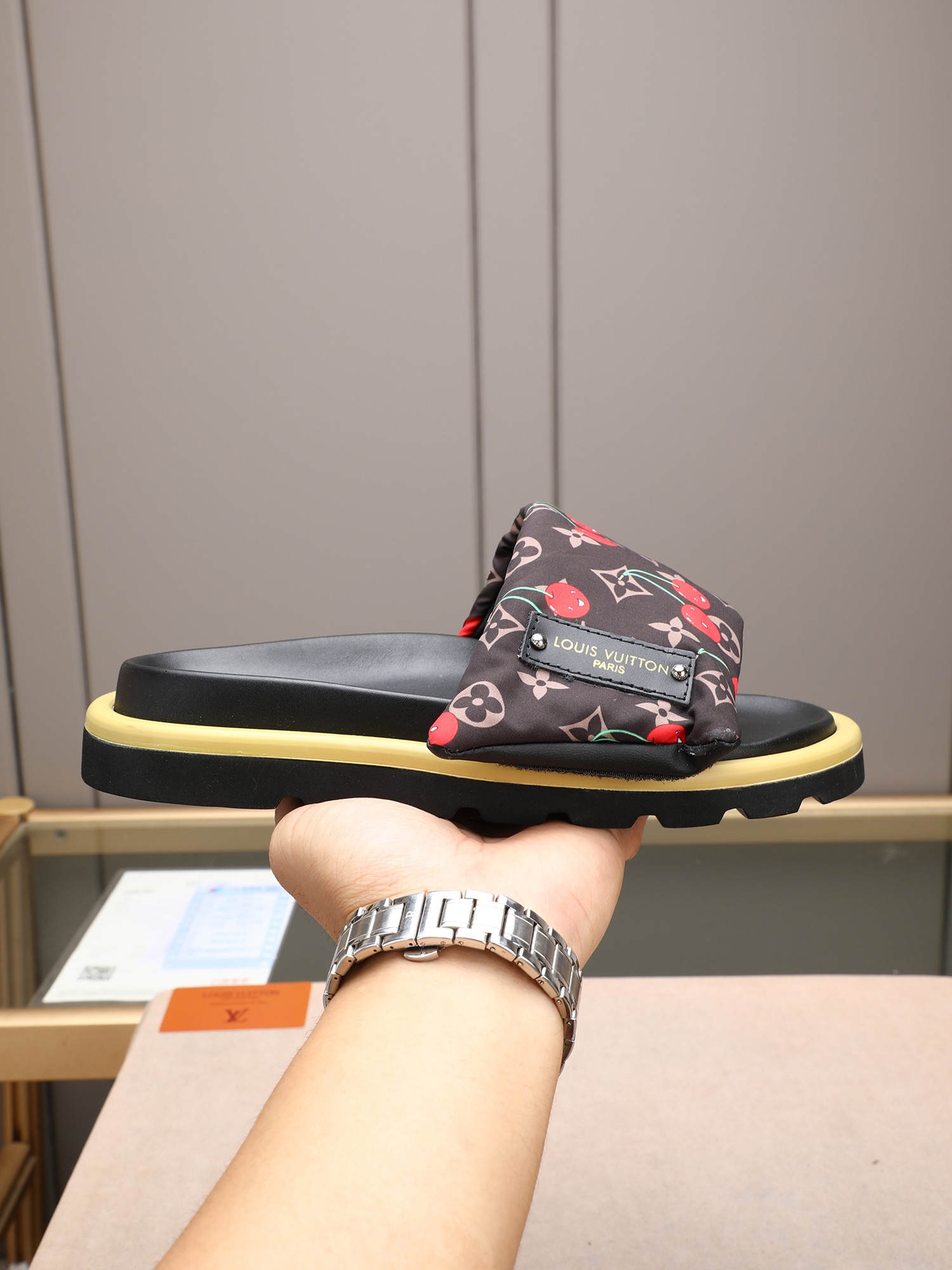LV 高仿 Monogram櫻桃印花厚底拖鞋 棕色清新百搭款| 6 LV 高仿 Monogram櫻桃印花厚底拖鞋 棕色清新百搭款