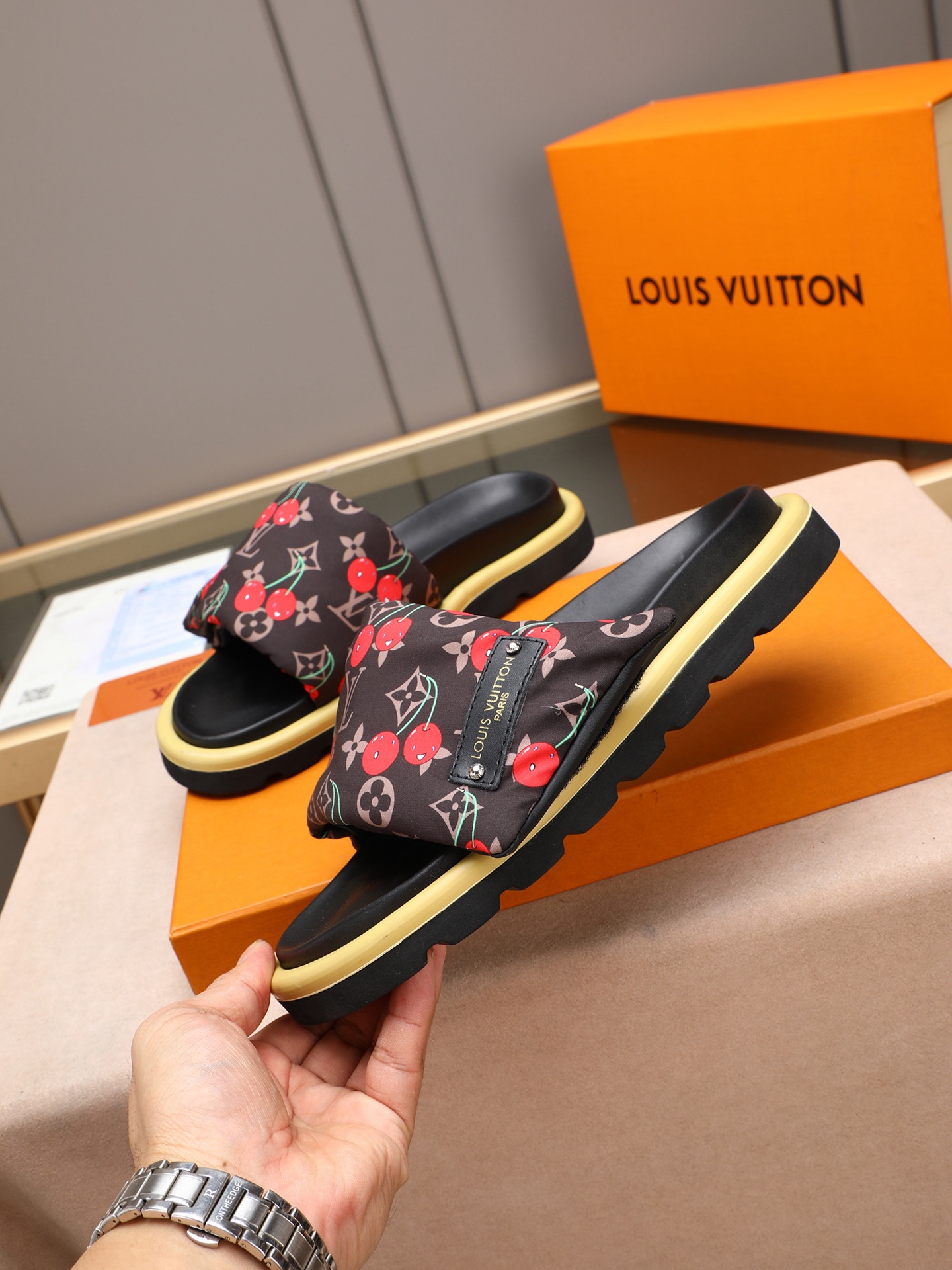 LV 高仿 Monogram櫻桃印花厚底拖鞋 棕色清新百搭款| 14 LV 高仿 Monogram櫻桃印花厚底拖鞋 棕色清新百搭款