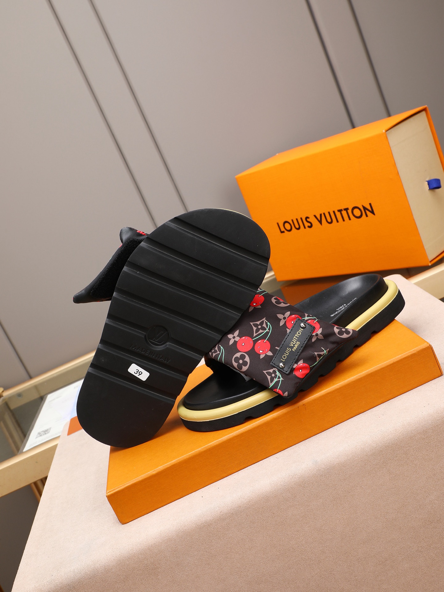 LV 高仿 Monogram櫻桃印花厚底拖鞋 棕色清新百搭款| 13 LV 高仿 Monogram櫻桃印花厚底拖鞋 棕色清新百搭款