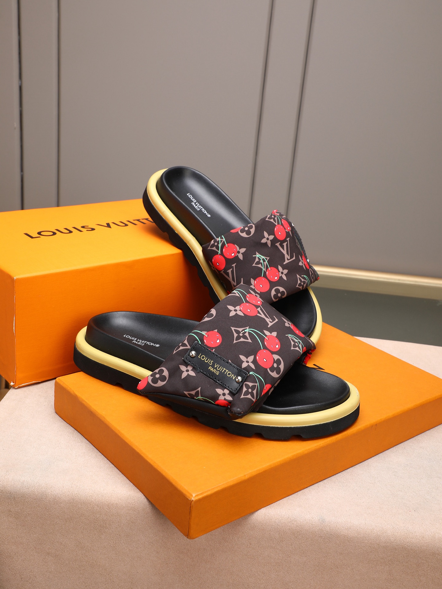 LV 高仿 Monogram櫻桃印花厚底拖鞋 棕色清新百搭款| 12 LV 高仿 Monogram櫻桃印花厚底拖鞋 棕色清新百搭款
