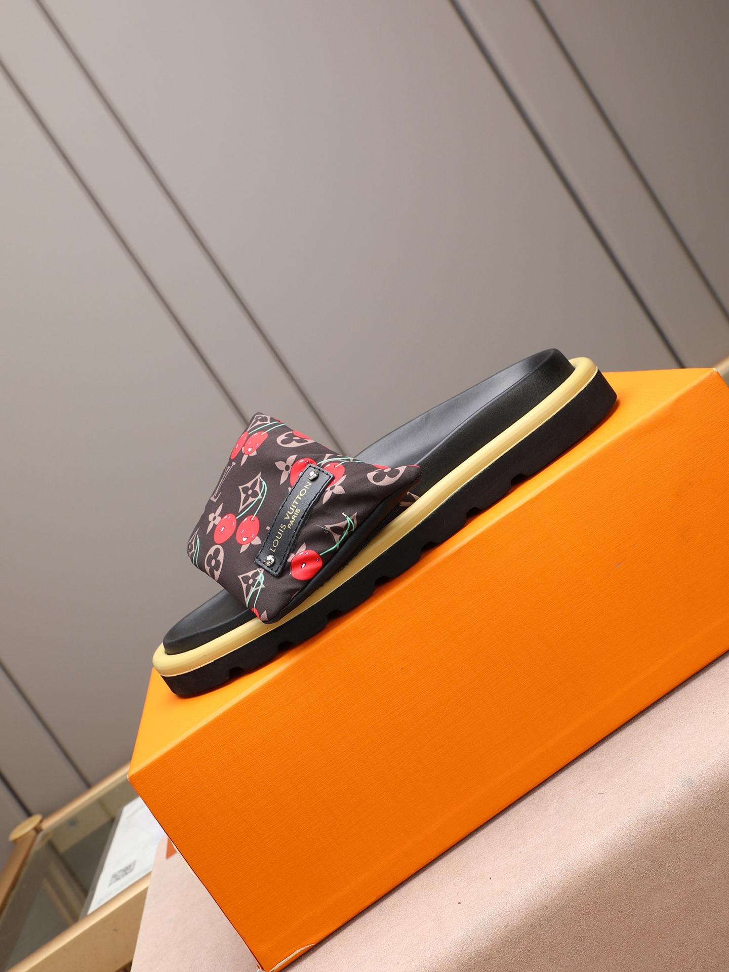 LV 高仿 Monogram櫻桃印花厚底拖鞋 棕色清新百搭款| 10 LV 高仿 Monogram櫻桃印花厚底拖鞋 棕色清新百搭款