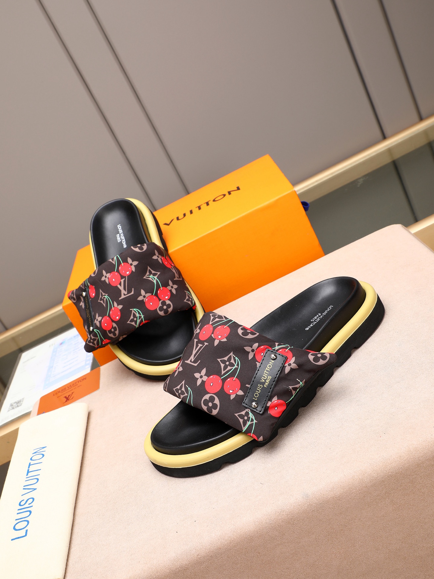 LV 高仿 Monogram櫻桃印花厚底拖鞋 棕色清新百搭款| 9 LV 高仿 Monogram櫻桃印花厚底拖鞋 棕色清新百搭款
