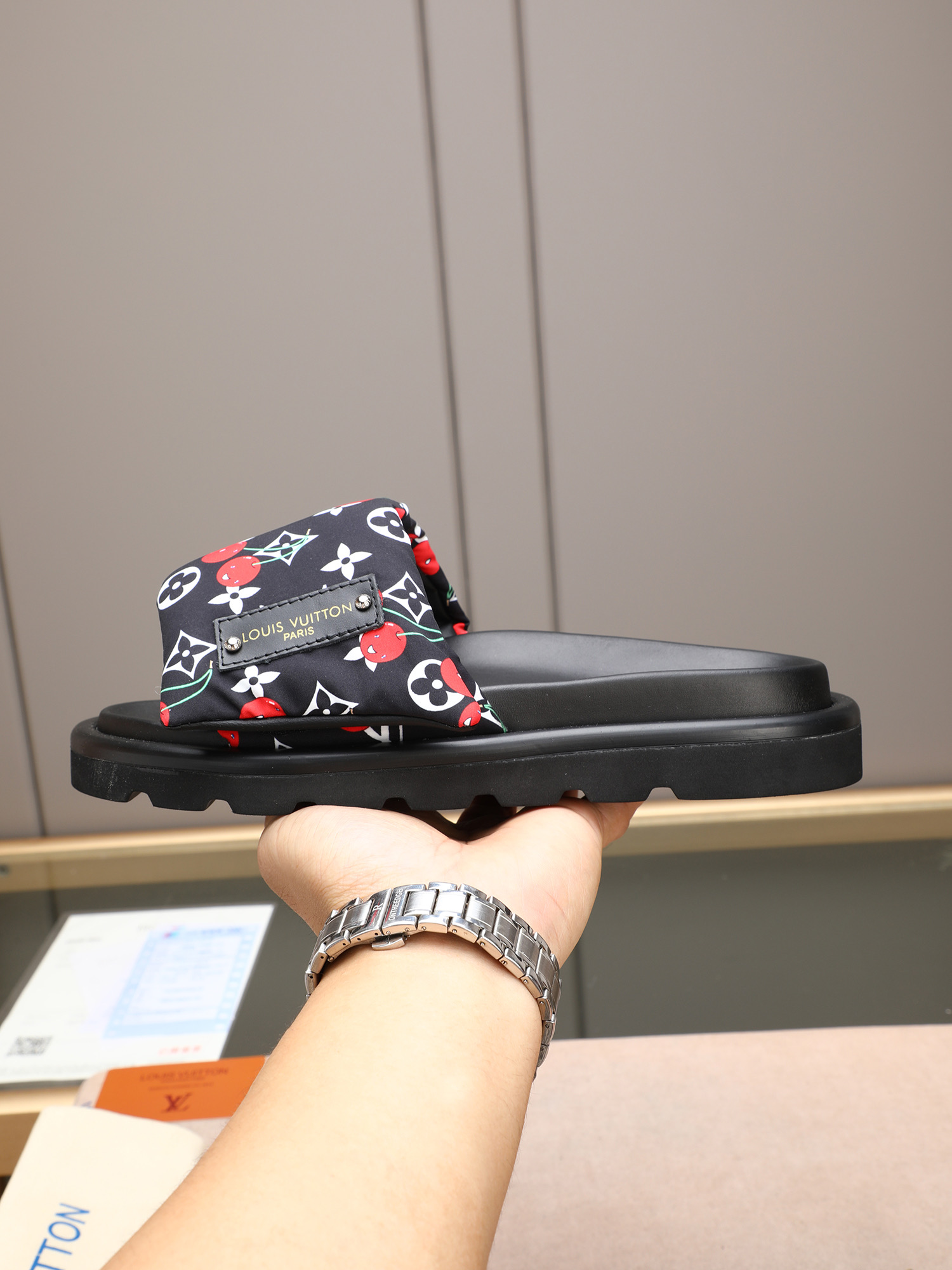 LV 一比一 Monogram櫻桃印花厚底拖鞋 黑色時尚款| 6 LV 一比一 Monogram櫻桃印花厚底拖鞋 黑色時尚款