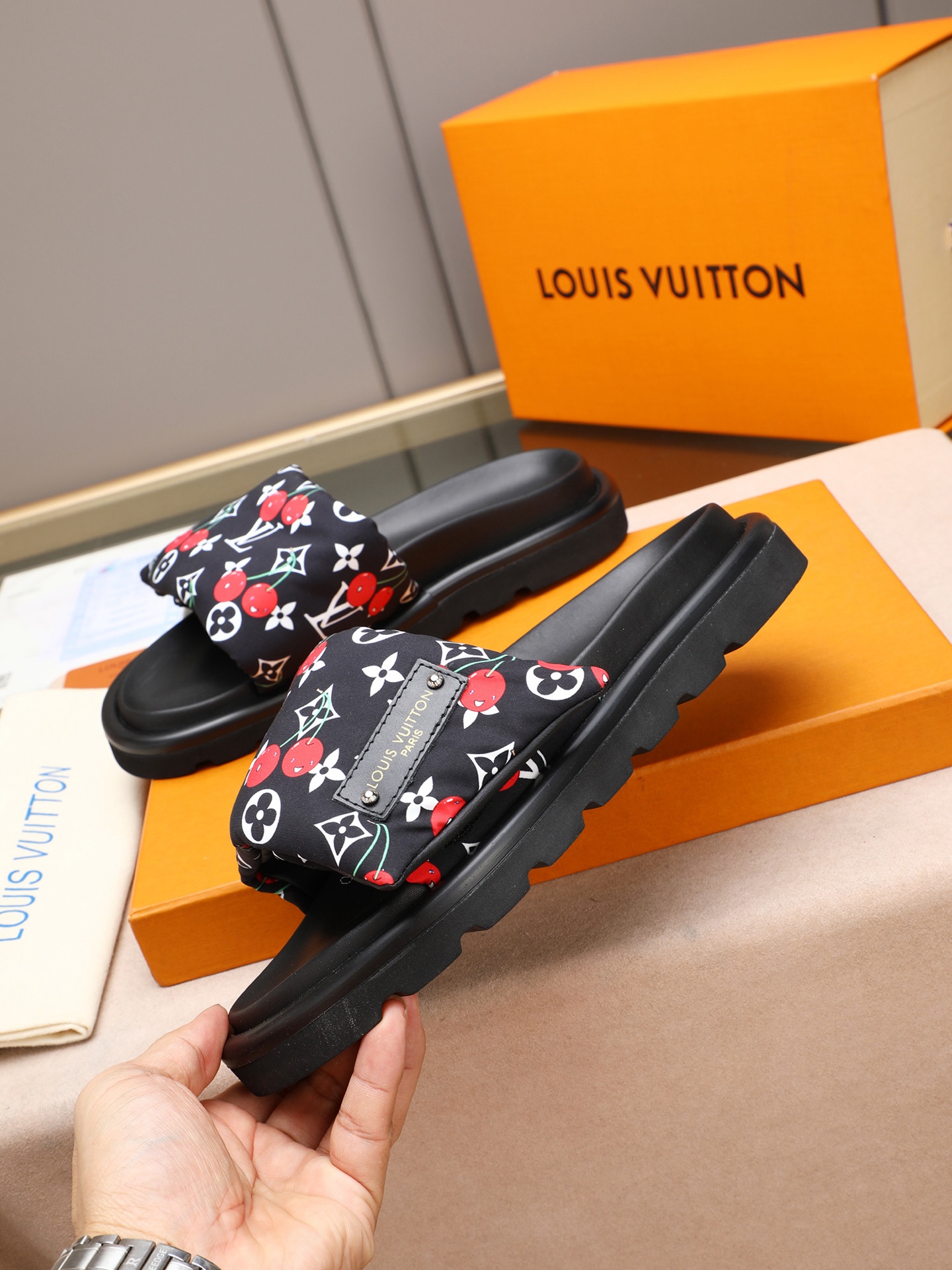 LV 一比一 Monogram櫻桃印花厚底拖鞋 黑色時尚款| 14 LV 一比一 Monogram櫻桃印花厚底拖鞋 黑色時尚款