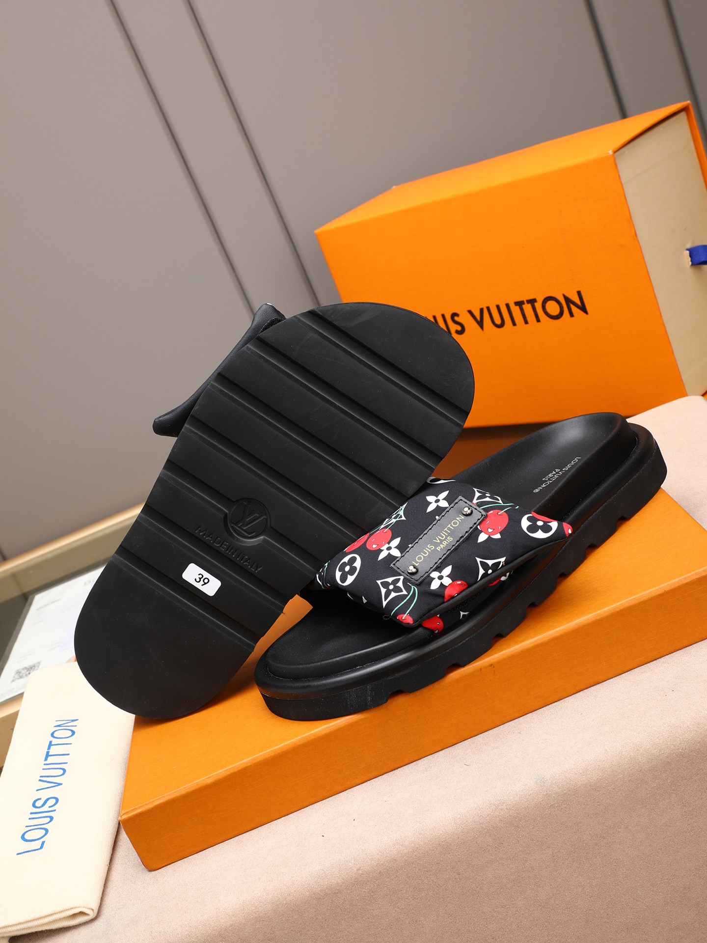 LV 一比一 Monogram櫻桃印花厚底拖鞋 黑色時尚款| 13 LV 一比一 Monogram櫻桃印花厚底拖鞋 黑色時尚款