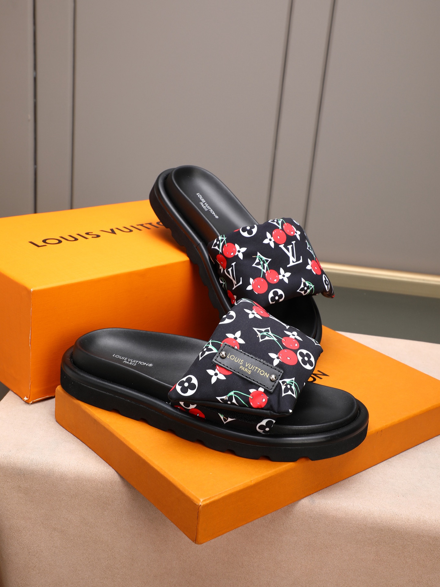 LV 一比一 Monogram櫻桃印花厚底拖鞋 黑色時尚款| 12 LV 一比一 Monogram櫻桃印花厚底拖鞋 黑色時尚款